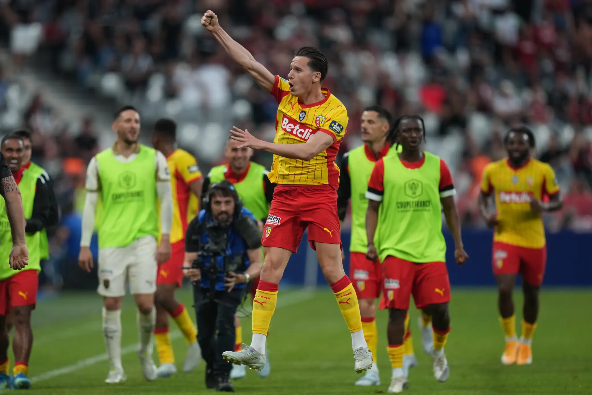 Na snímke Florian Thauvin (uprostred) z Lensu sa teší z gólu.