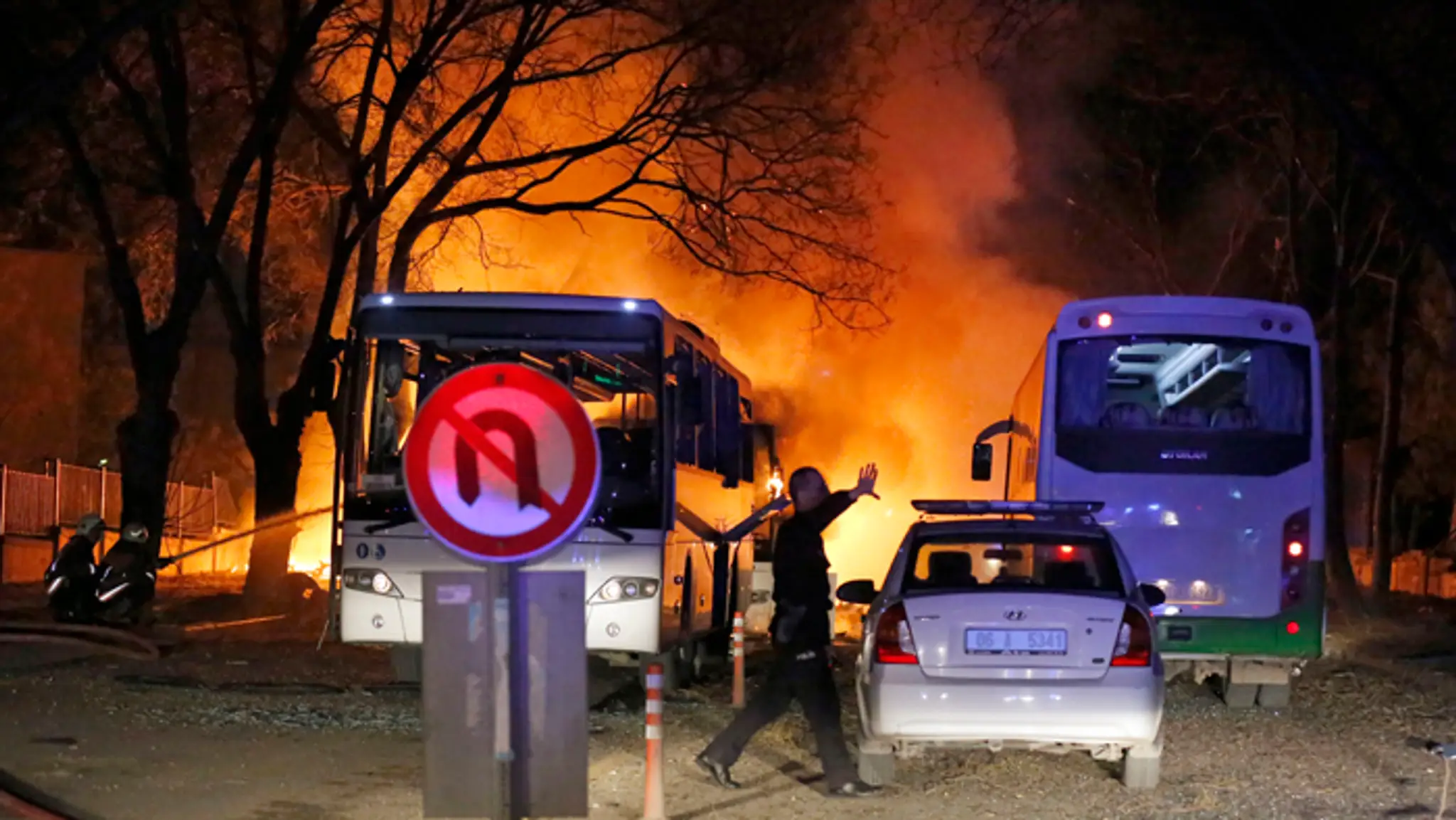 deGj.policajti_cistia_miesto_po_vybuchu_armadneho_konvoja_v_ankare_.jpg