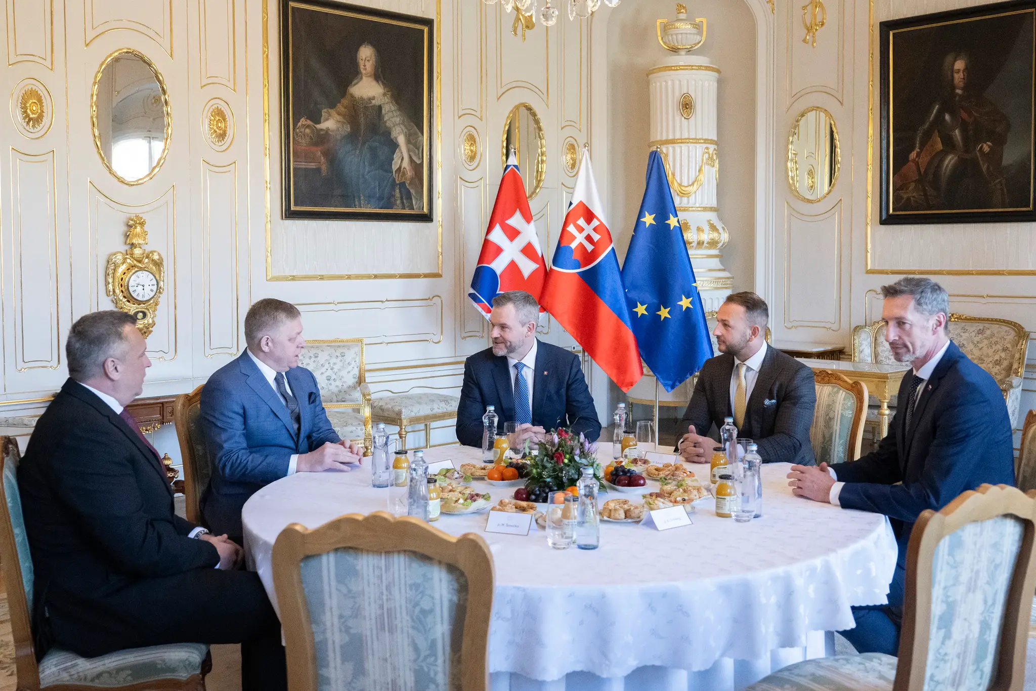 Stretnutie za okrúhlym stolom.