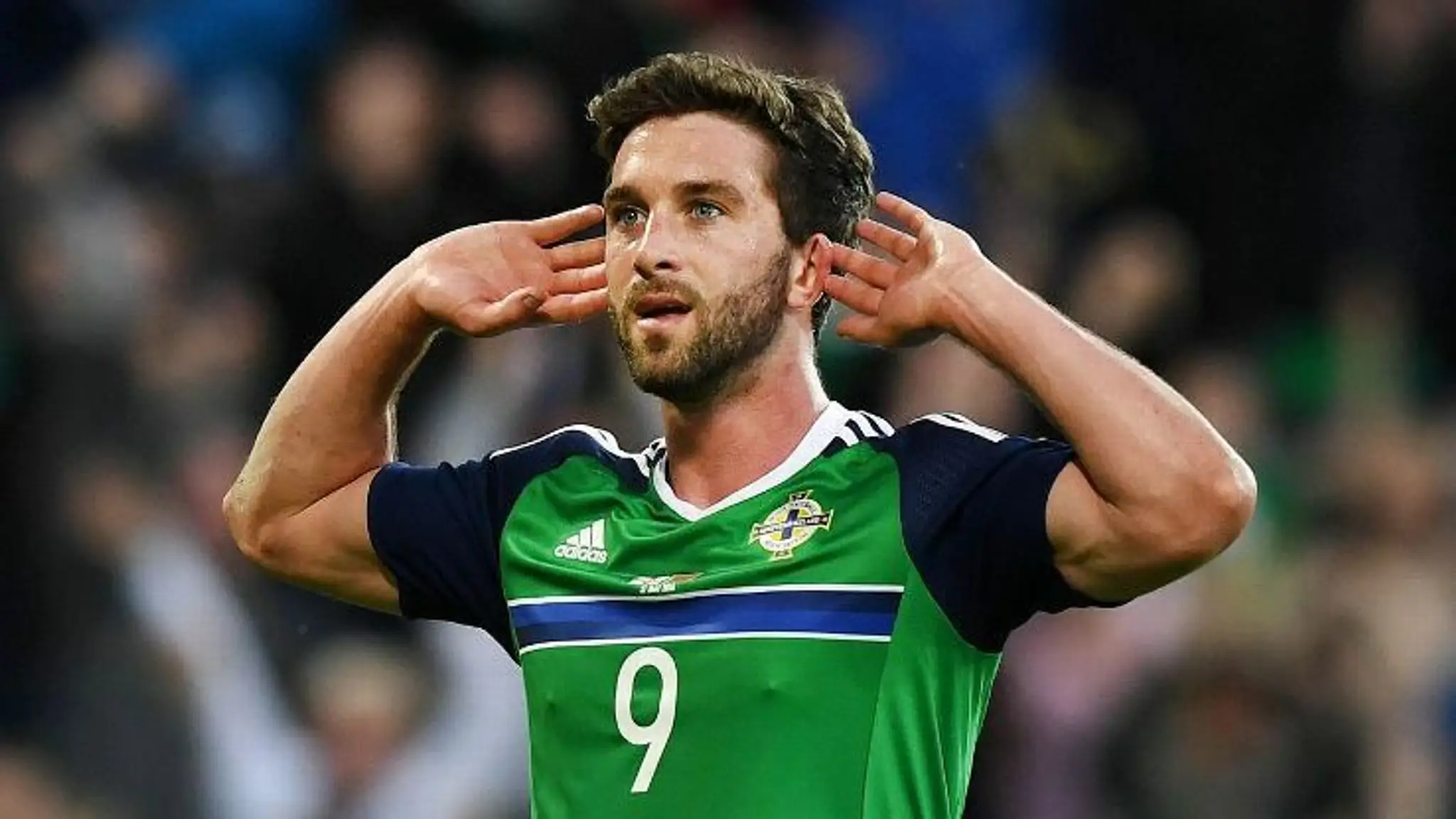 Severoírsky útočník Will Grigg oslavuje po góle.