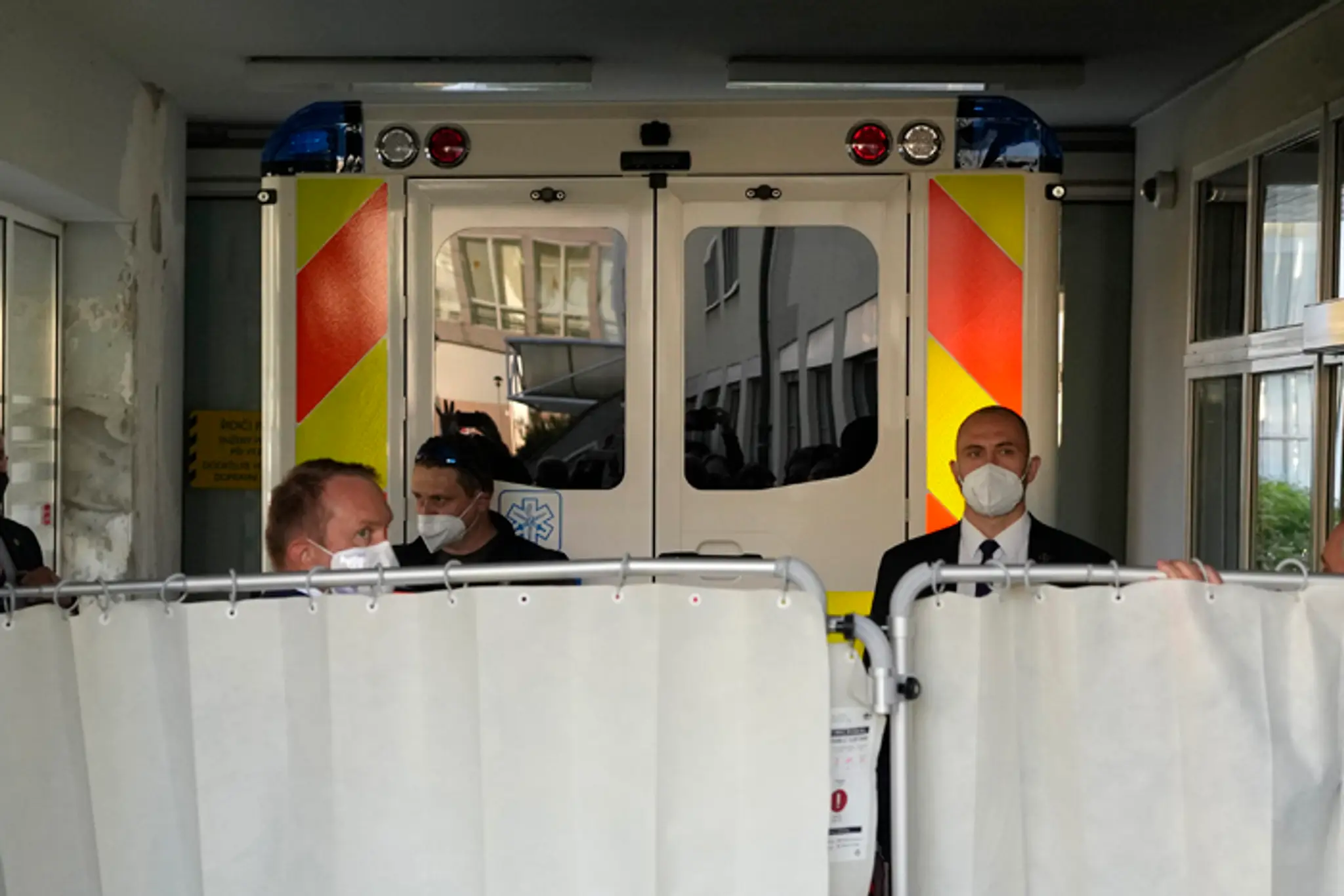 Sanitka, v ktorej priviezli prezidenta Miloša Zemana do nemocnice.
