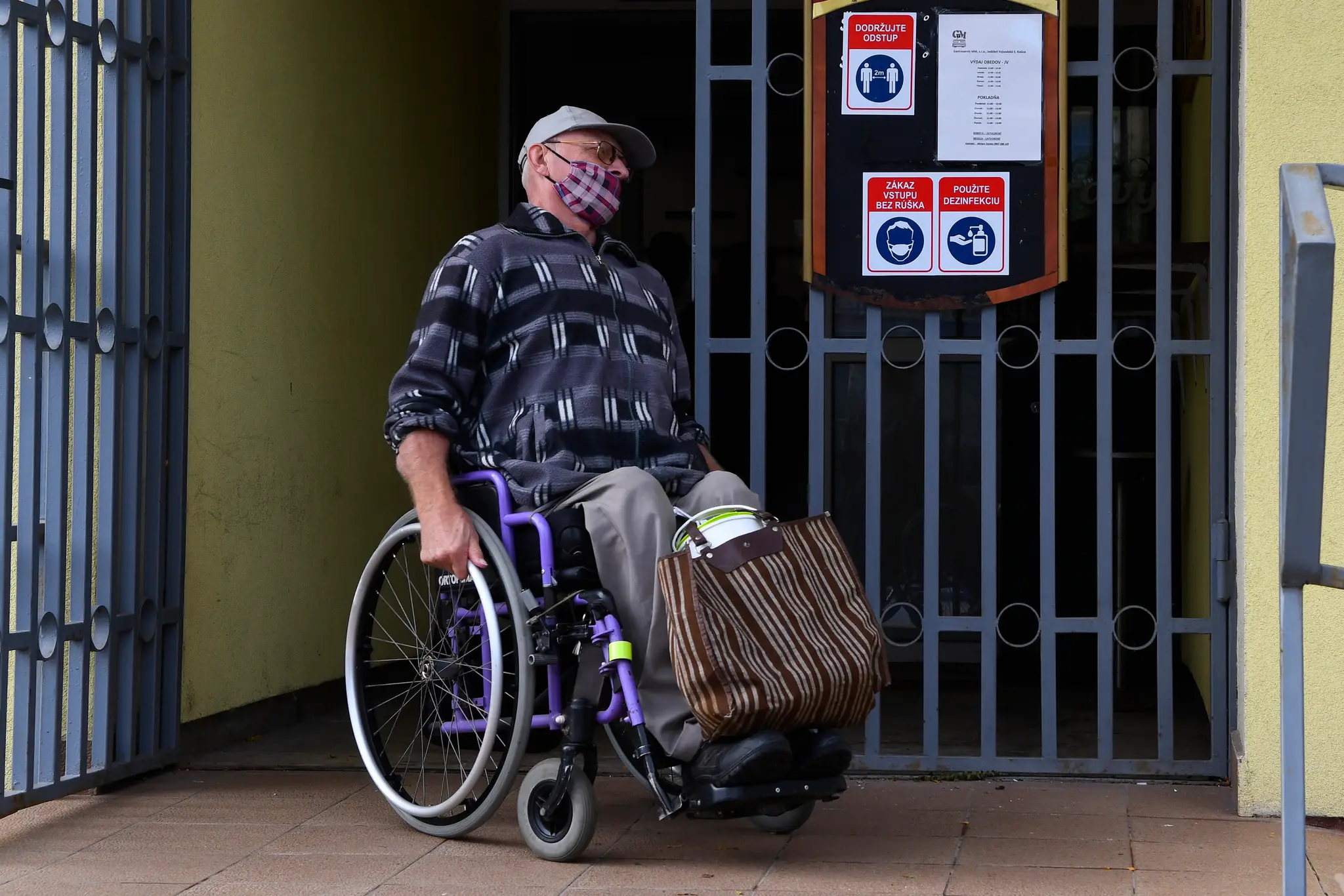 Muž na invalidnom vozíku.