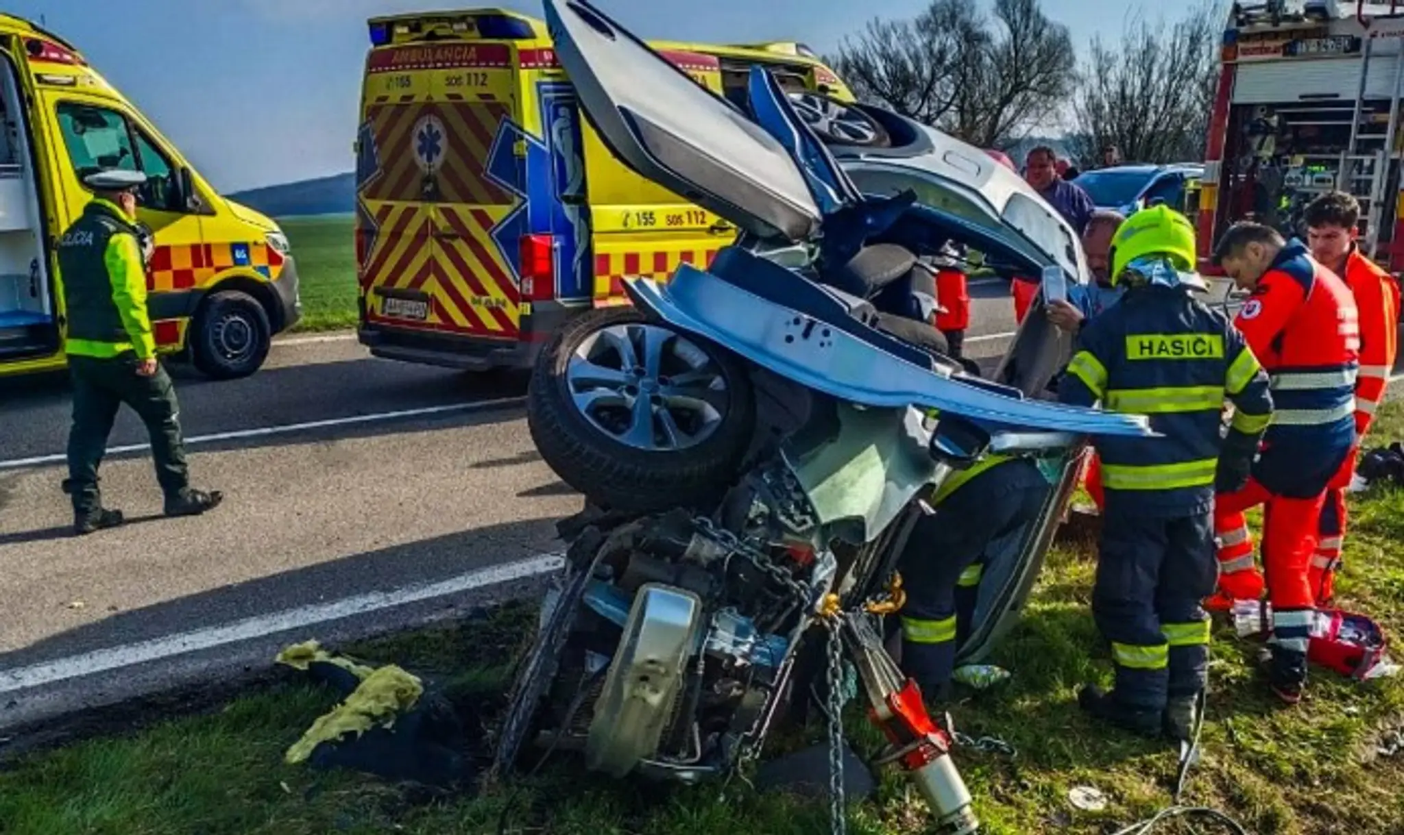 FOTO: Tragická čelná zrážka pri Novosade. Zakliesnenému vodičovi (†41) už nedokázali pomôcť, ťažko zranená je aj spolujazdkyňa