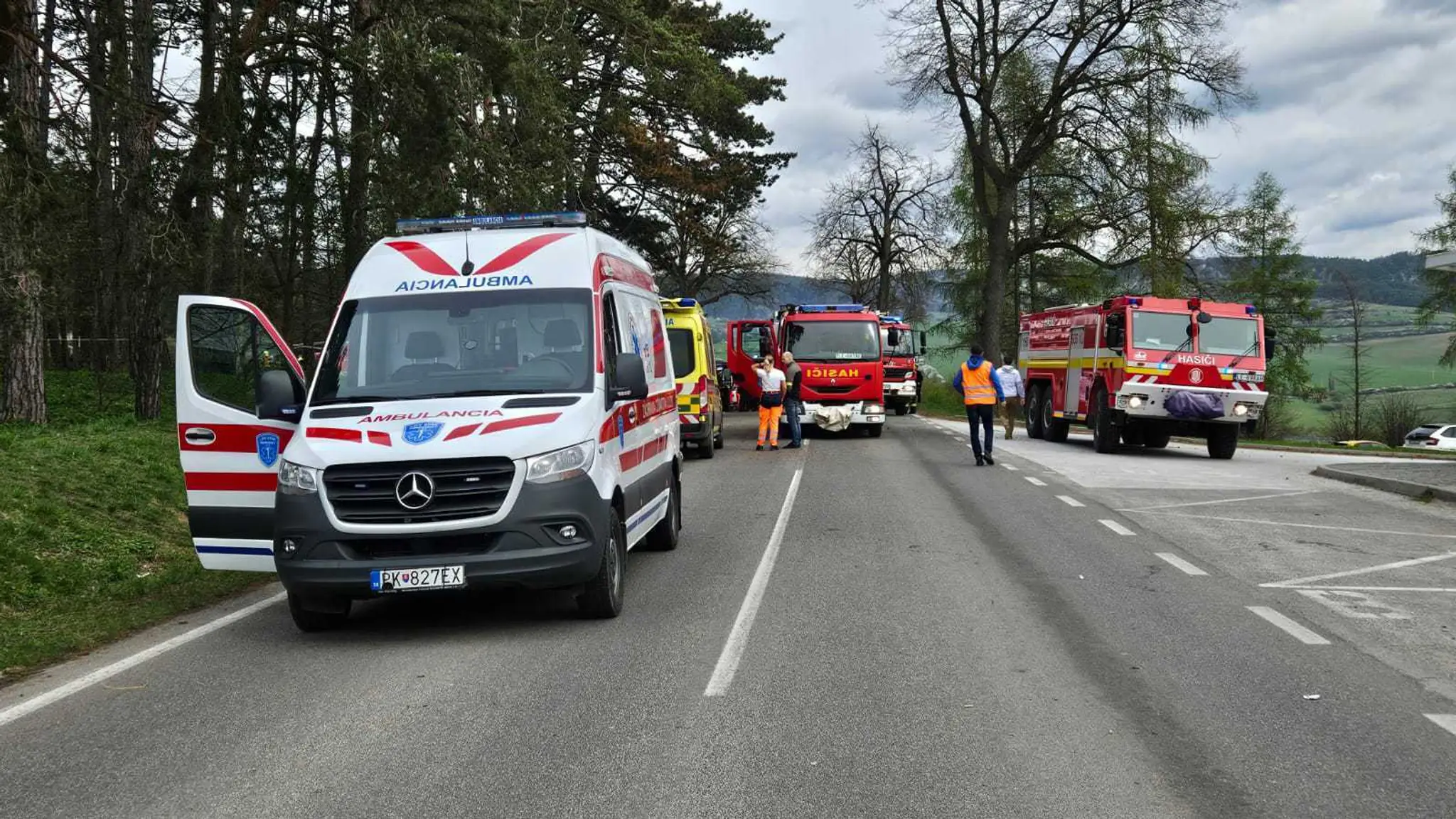 FOTO a VIDEO: Čierny deň pre Slovensko. Autobus zrazil desať ľudí, tri mladé maturantky neprežili