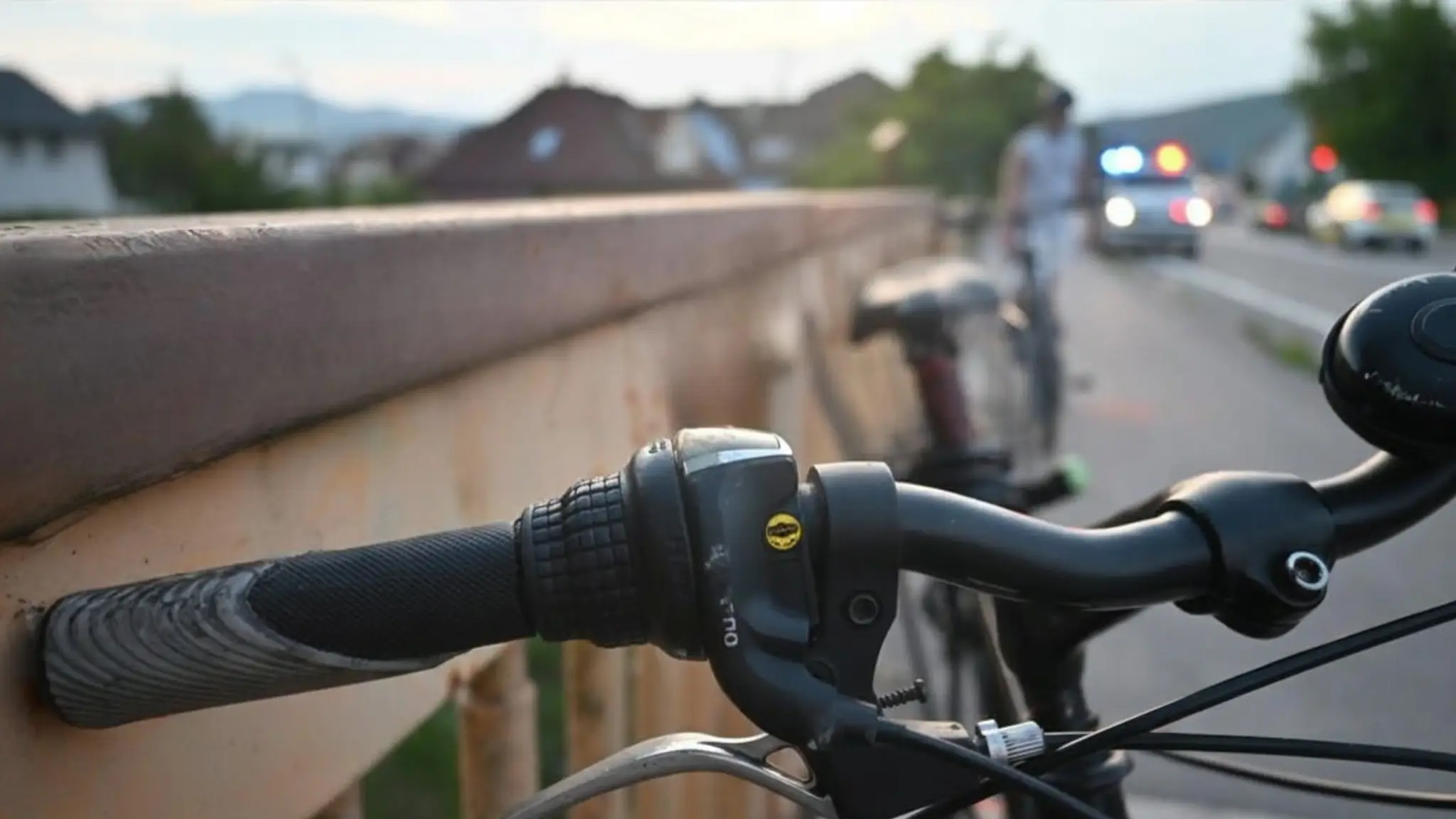 Nehoda cyklistu a chodca v Trenčíne.