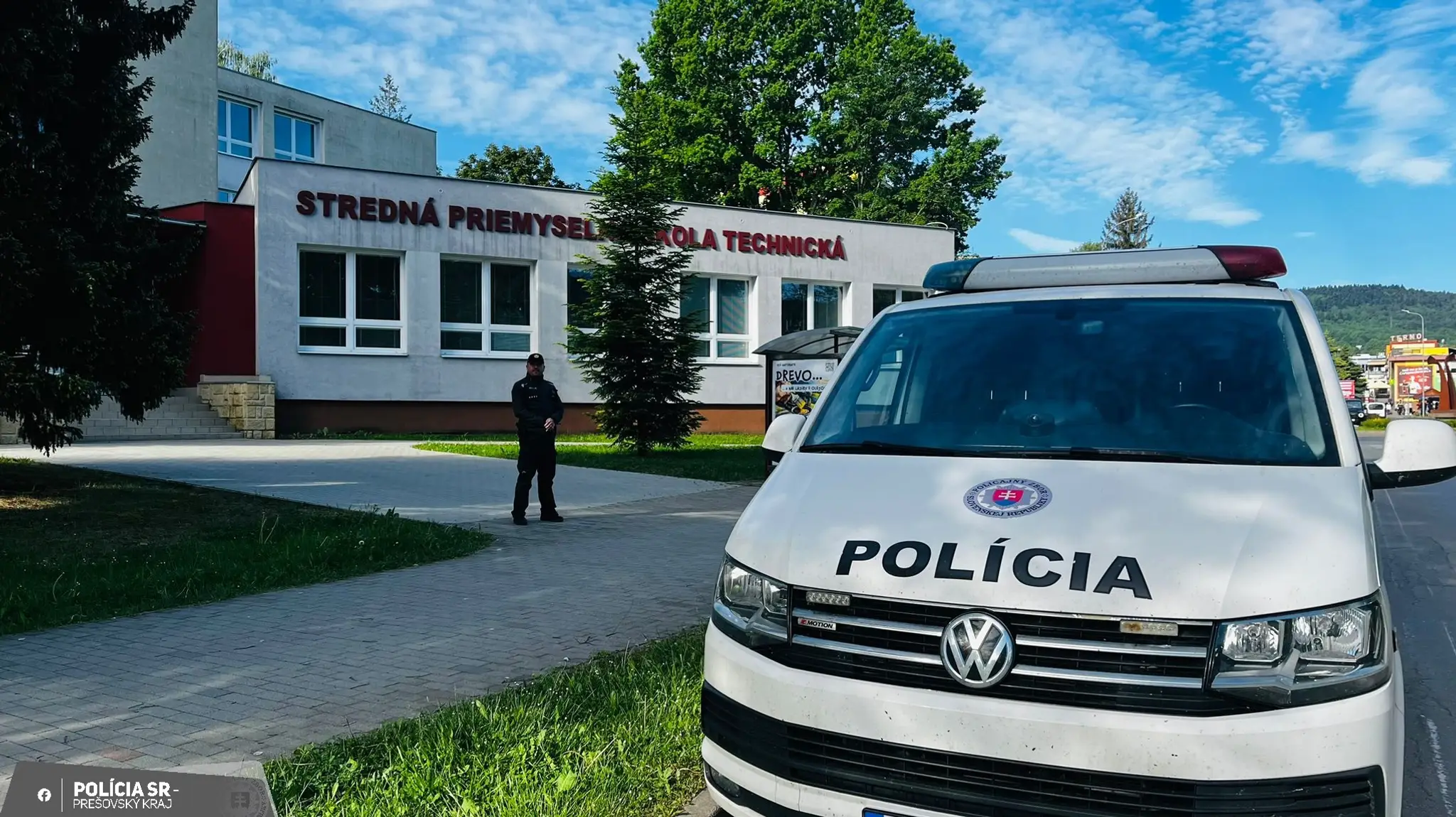 Školy strážia po výhražných e-mailoch policajti.