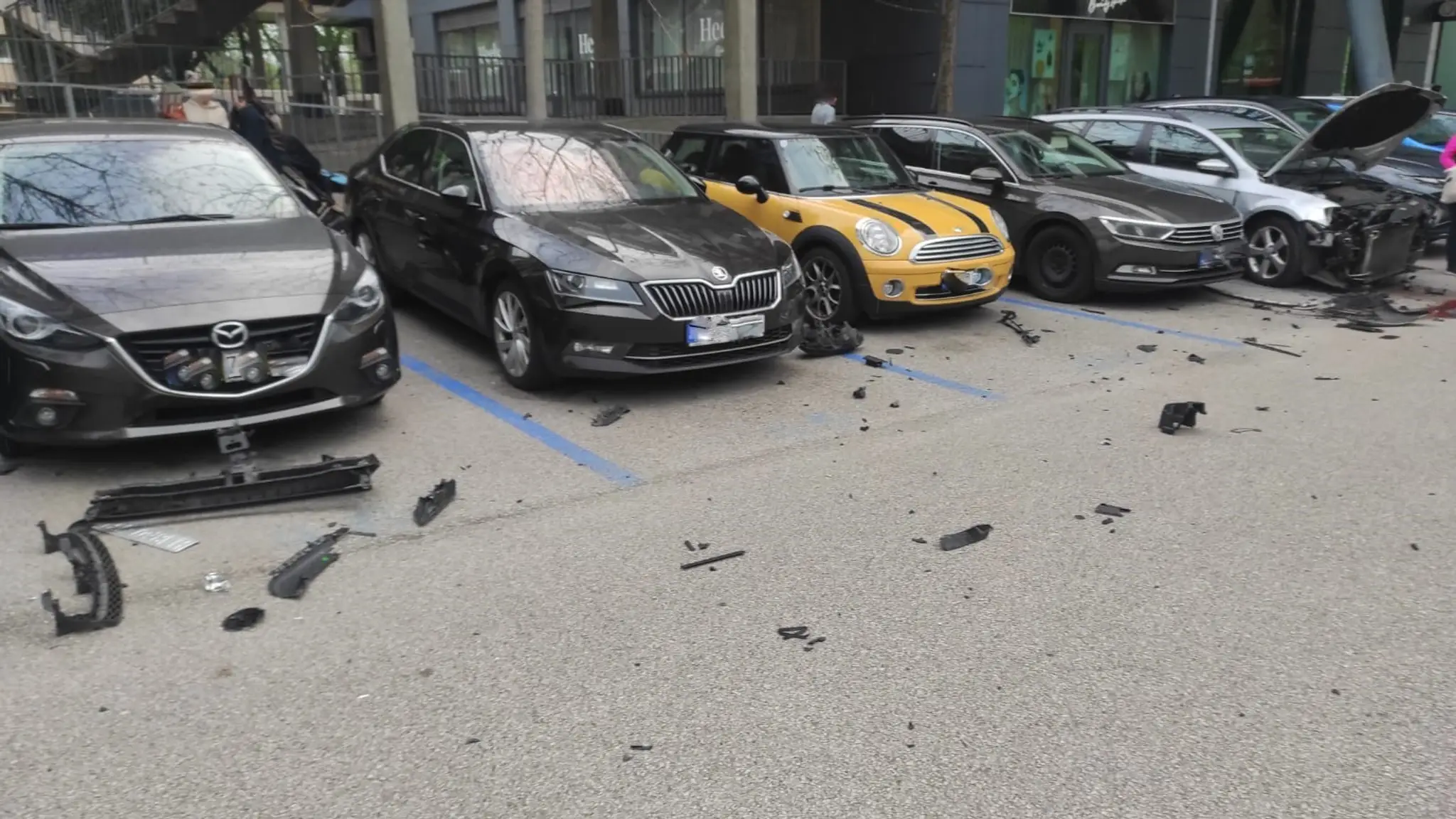 Poškodené vozidlá na parkovisku v Petržalke.