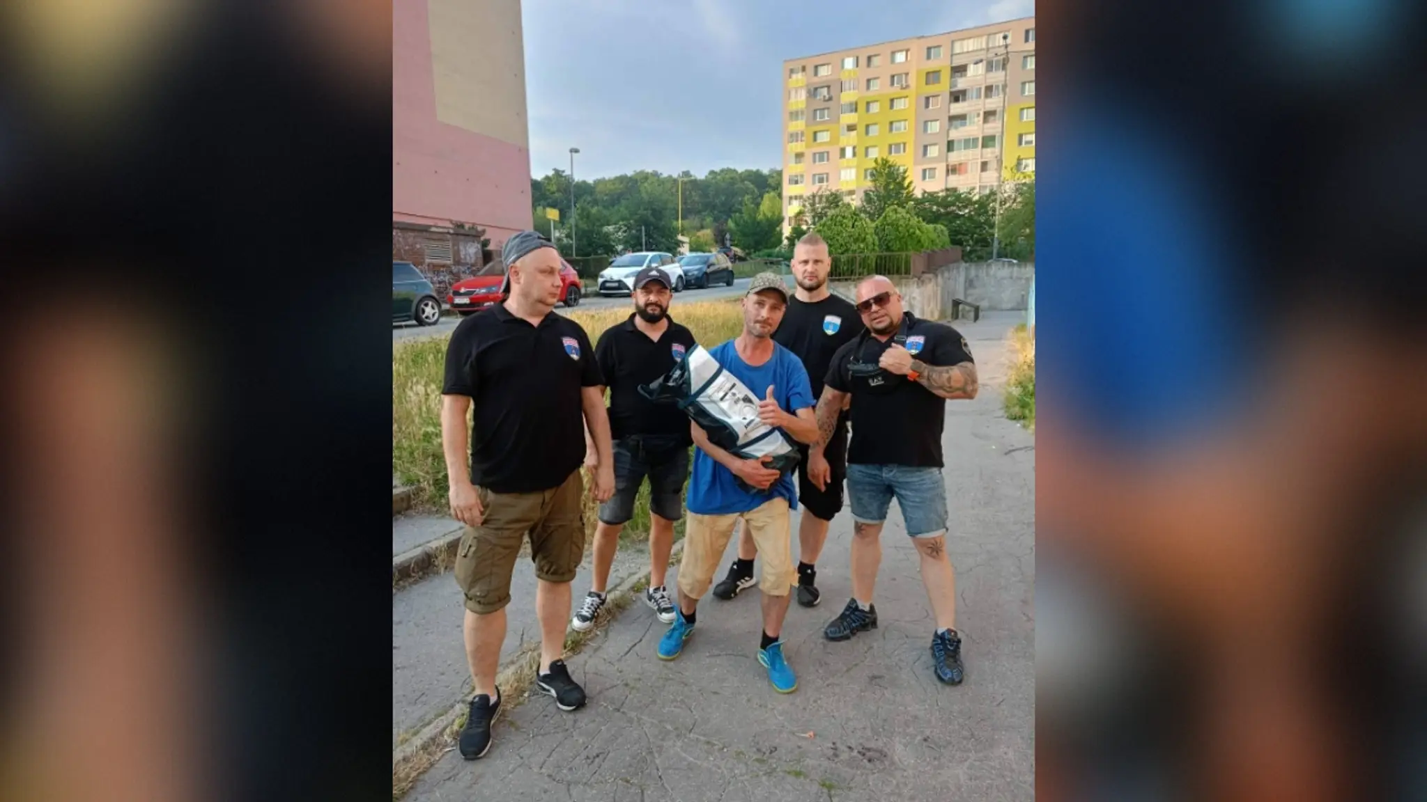 Partia mužov zo sídliska pomohla páru bez domova.