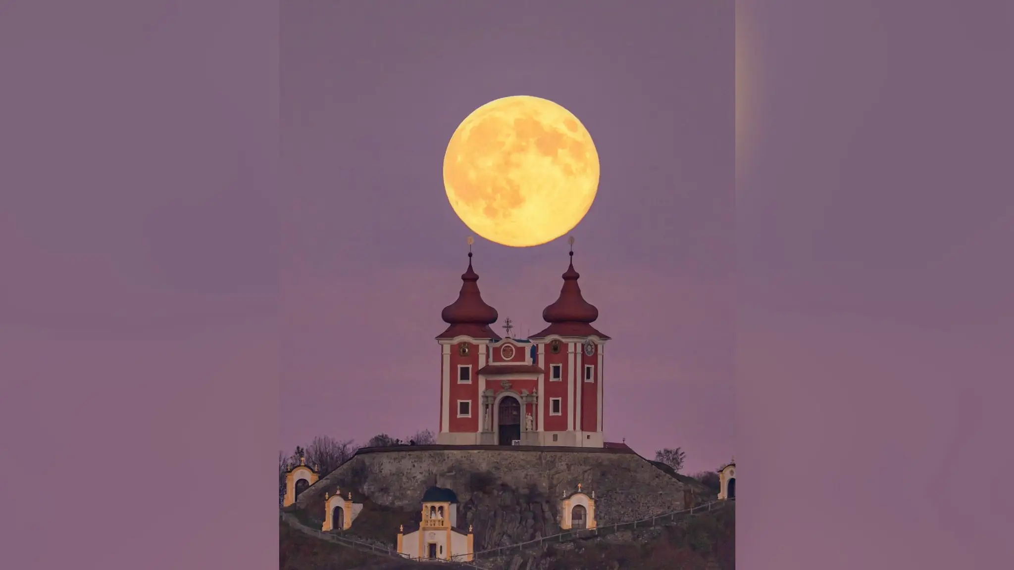 Nepočujúci fotograf zachytil čaro splnu nad Štiavnicou