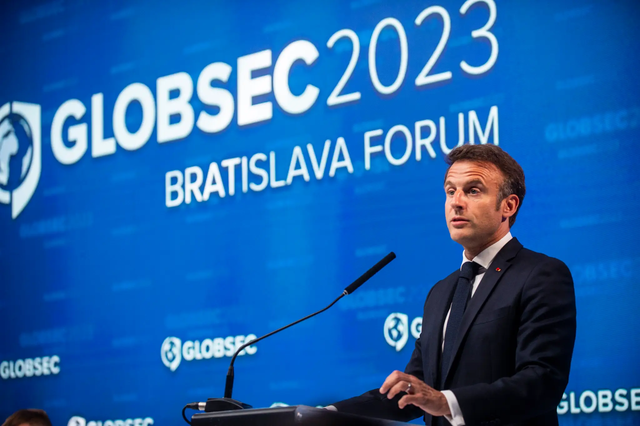 Emmanuel Macron na konferencii Globsec 2023 Bratislava Forum