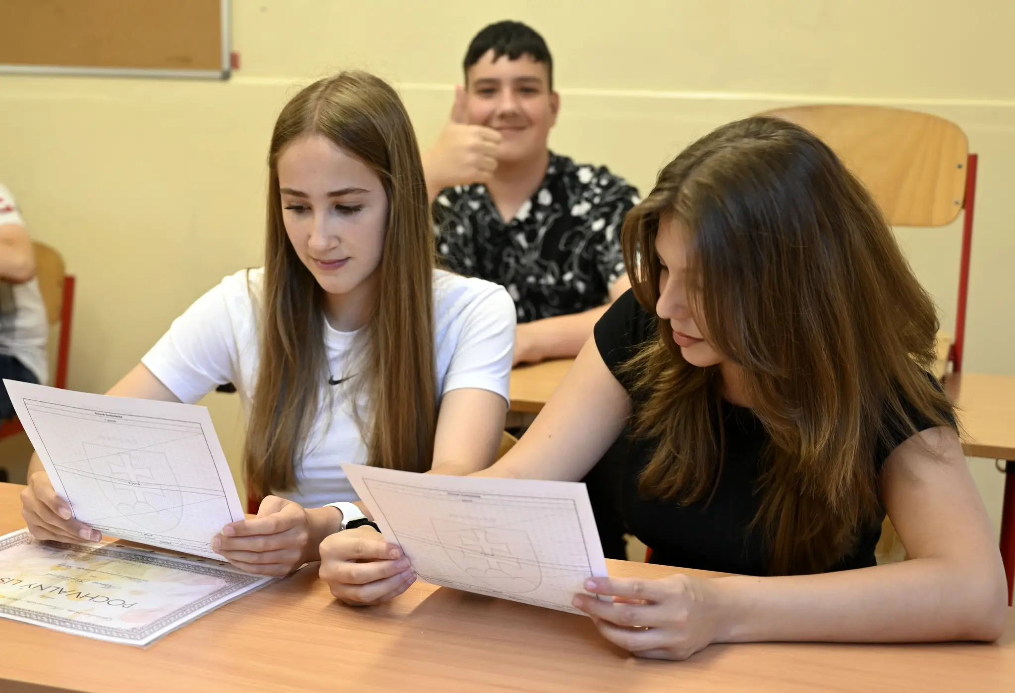 Na snímke žiaci 8. ročníka si preberajú vysvedčenie na Základnej škole Komenského v Trebišove.