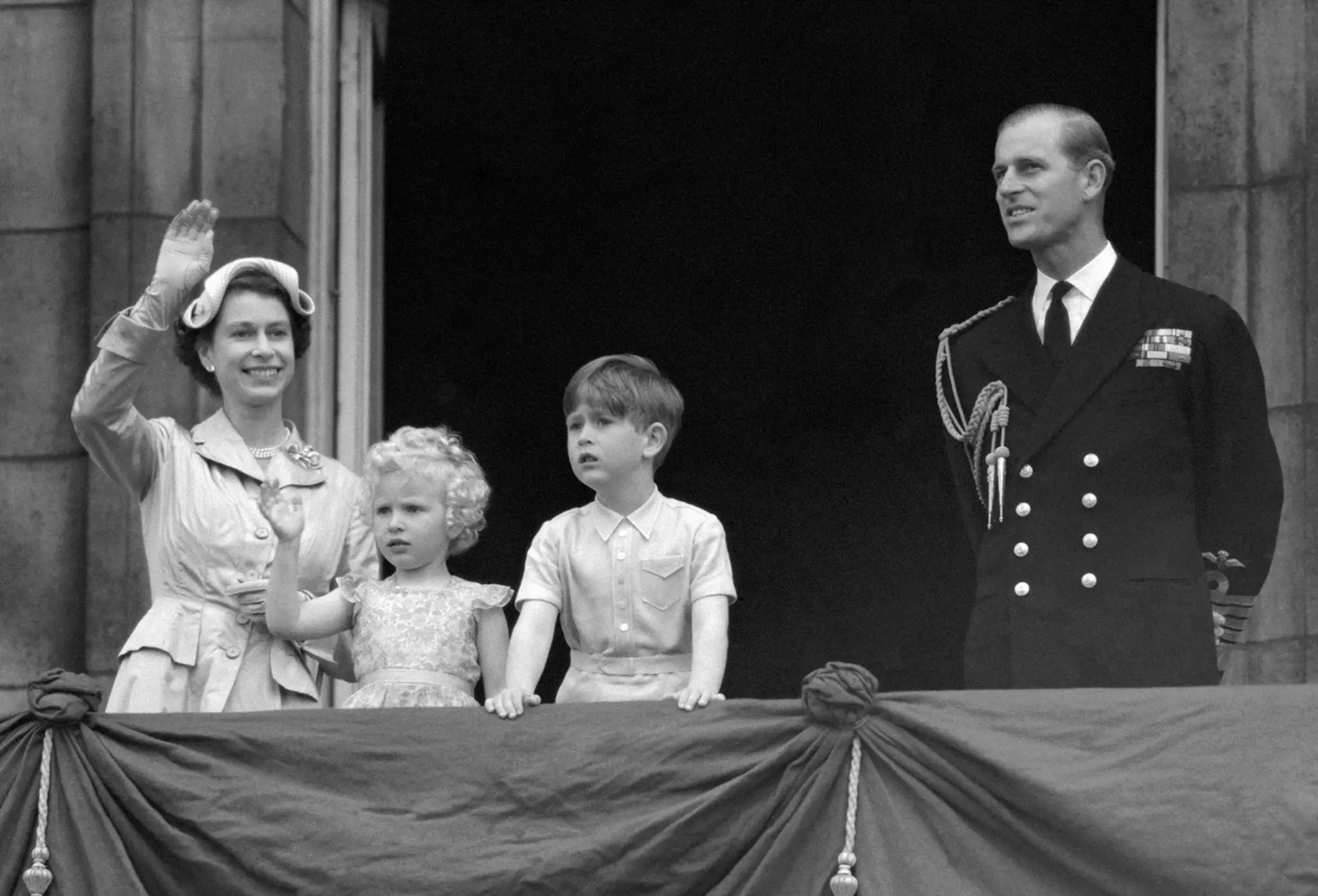 Na archívnej snímke z 15. mája 1954 britská kráľovná a princ Philip so svoji deťmi princom Charlesom a princeznou Annou.