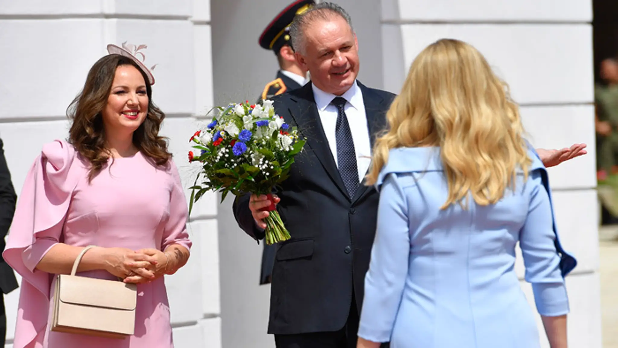 Andrej Kiska s manželkou Martinou vítajú prezidentku Zuzanu Čaputovú.