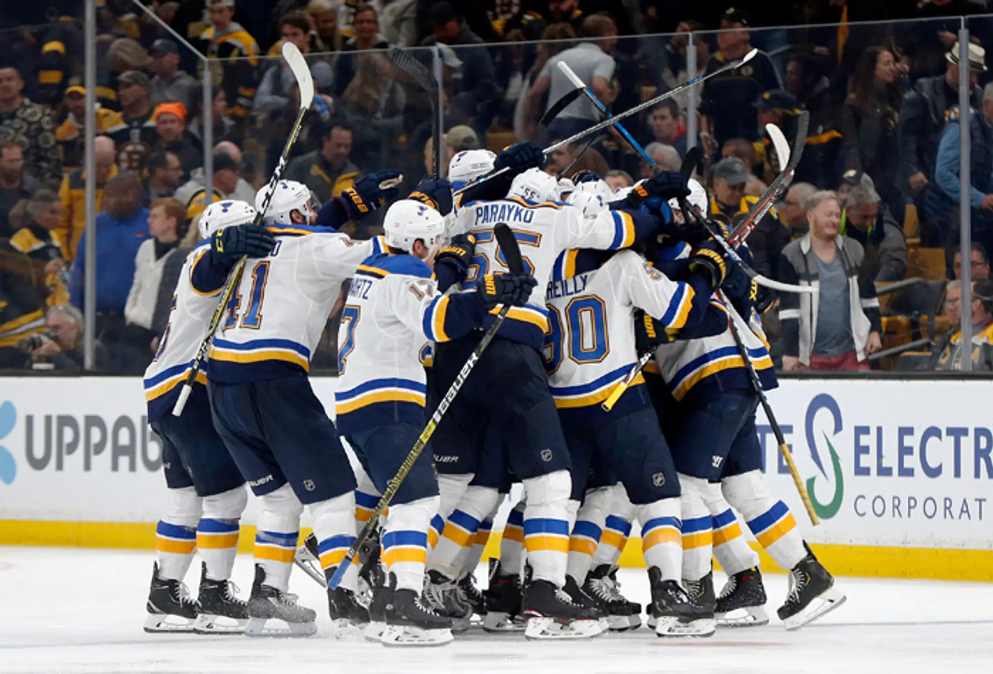 Radosť hráčov St. Louis Blues po vyrovnaní finálovej série Stanleyho pohára.