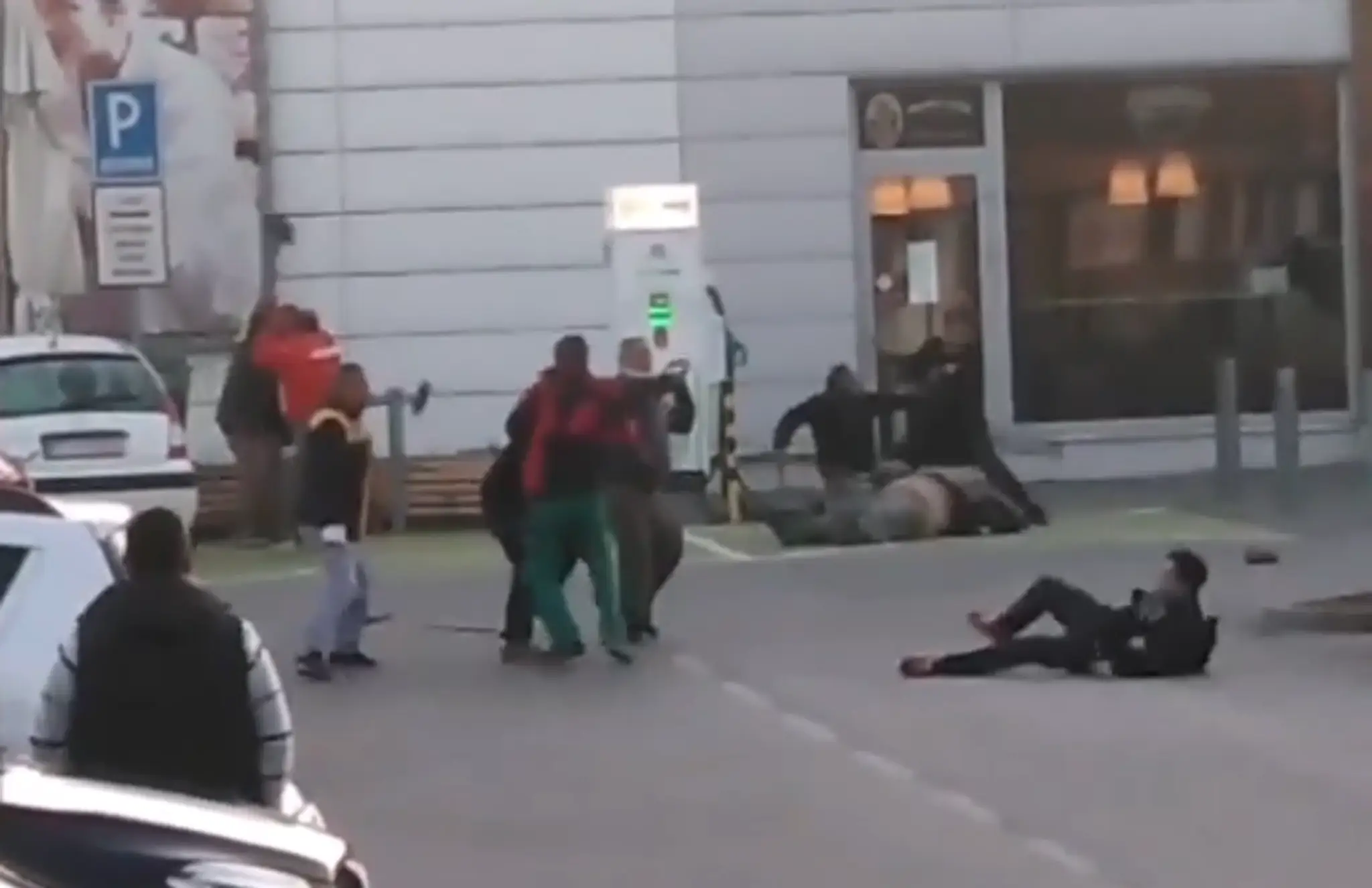 Sprava Oskar Lindblom a Carter Hart oslavujú gól proti Torontu.