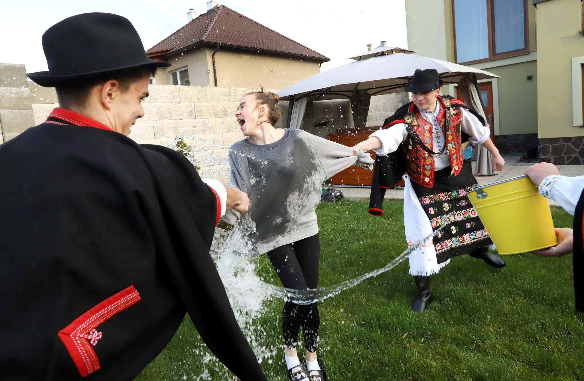 Tradičná oblievačka v Detve.