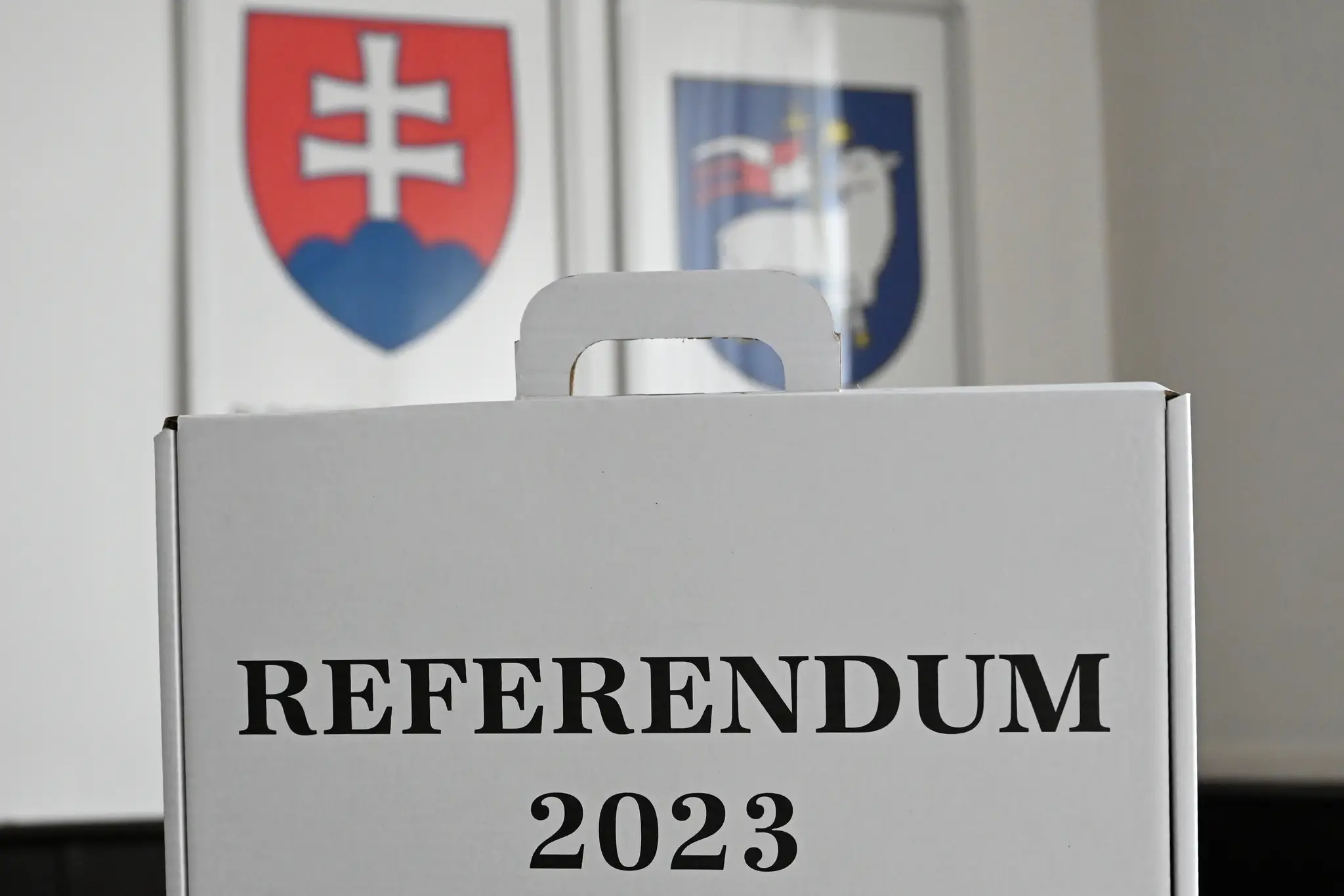 Prenosná volebná schránka pre okrskové volebné komisie pre nadchádzajúce referendum.
