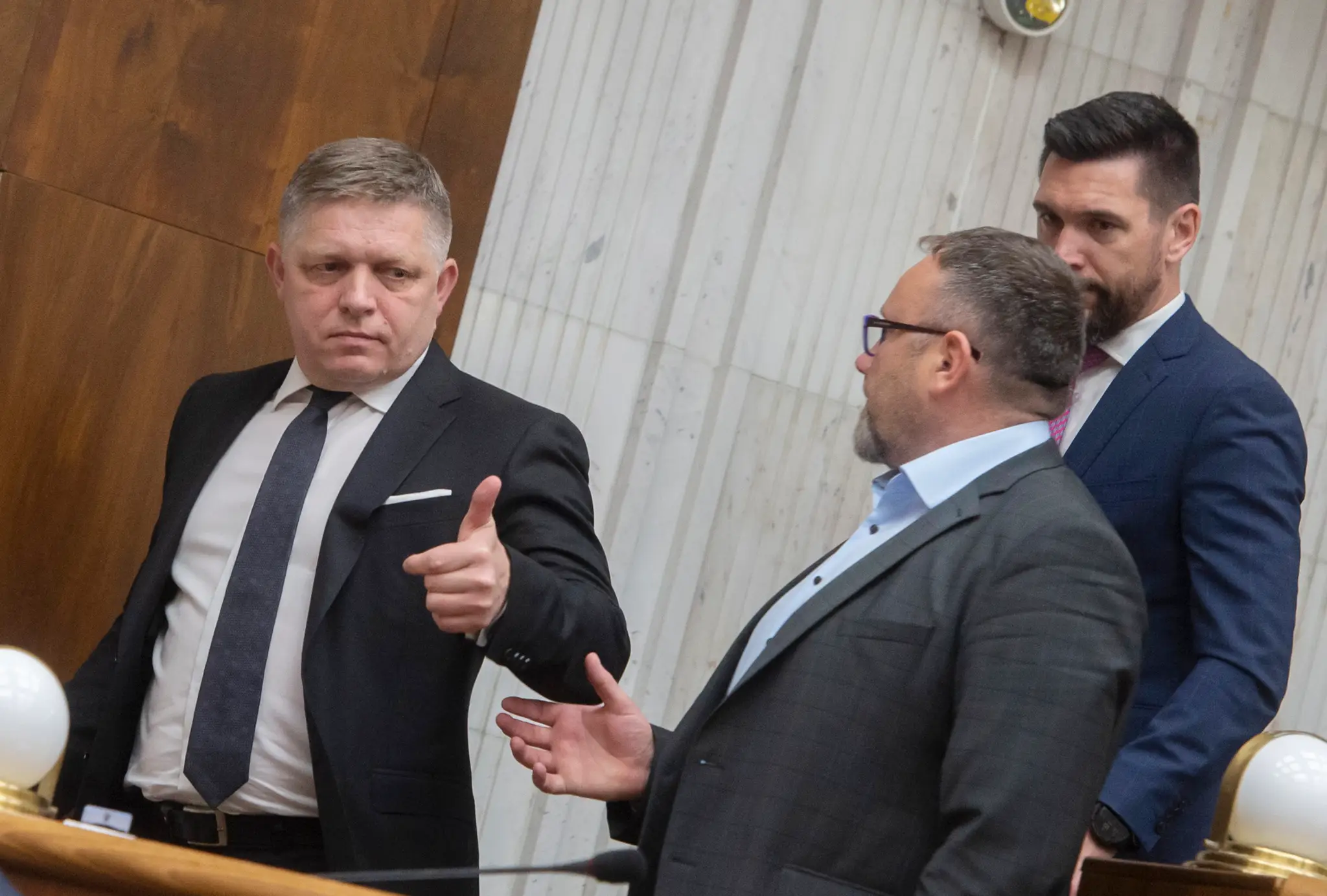 Gesto Roberta Fica po tom, ako parlament nesúhlasil s jeho vydaním na väzobné stíhanie.