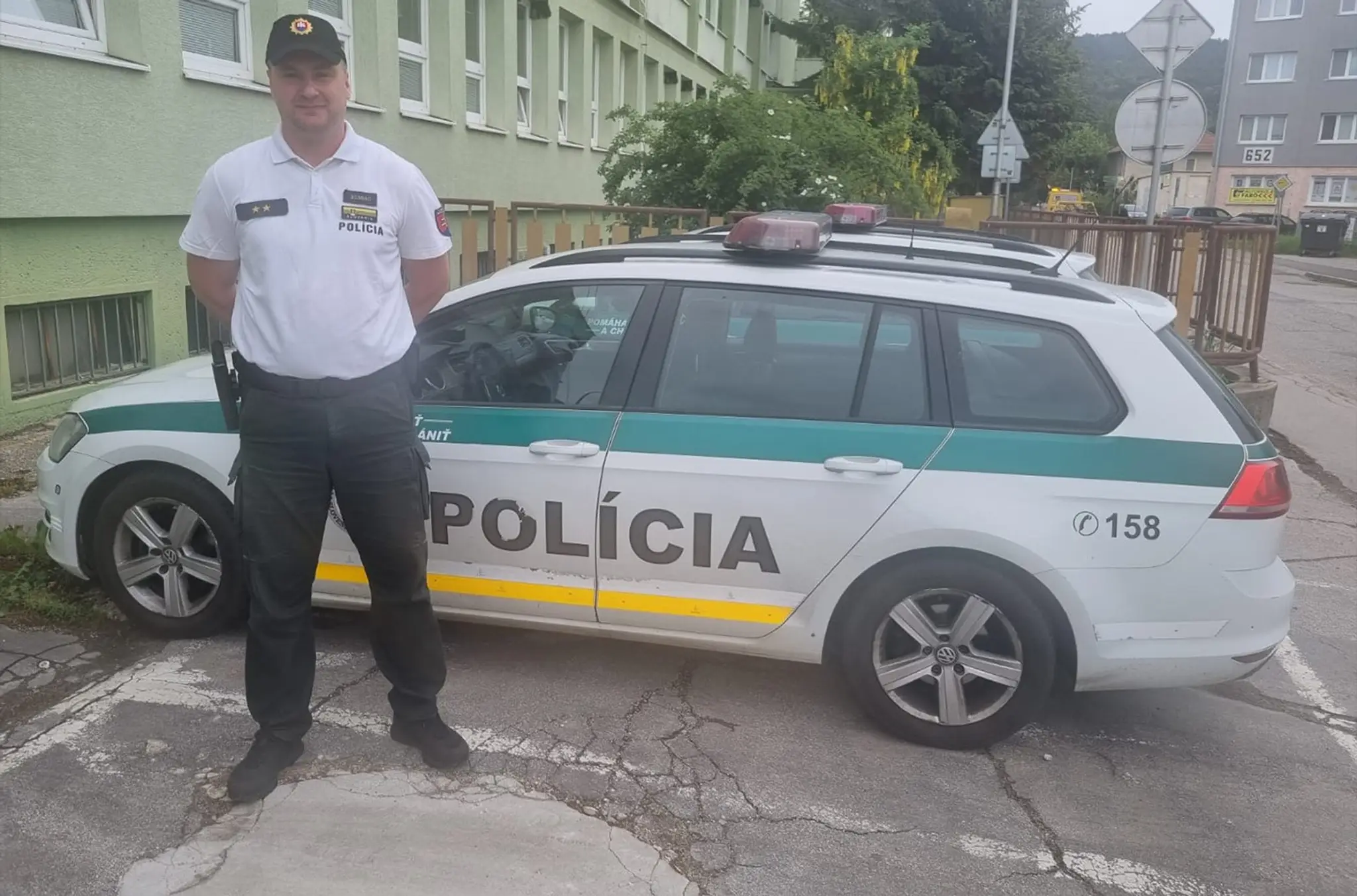 Policajt počas skúšok v autoškole pomáhal v Partizánskom autu na priecestí
