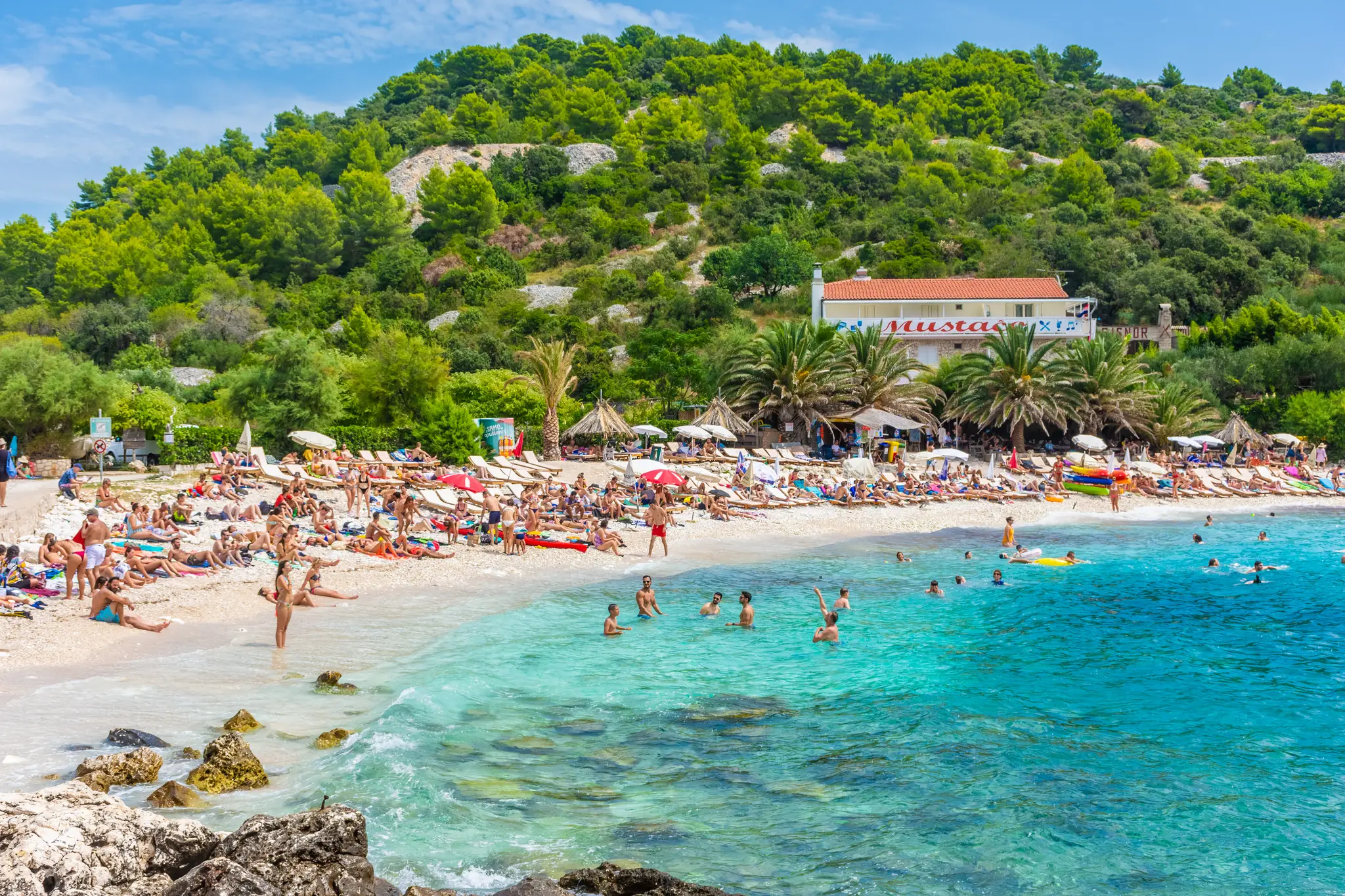 Pláž na chorvátskom ostrove Hvar.