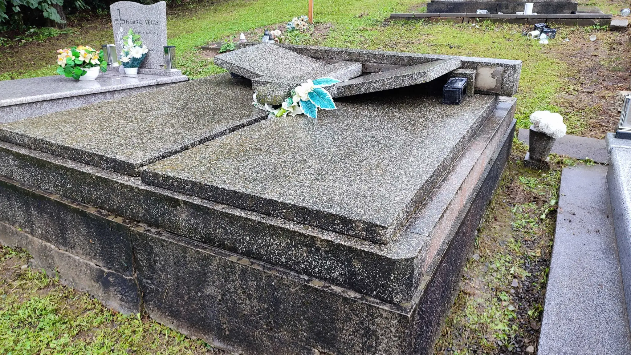Pováľané náhrobné pomníky v obci Hankovce.