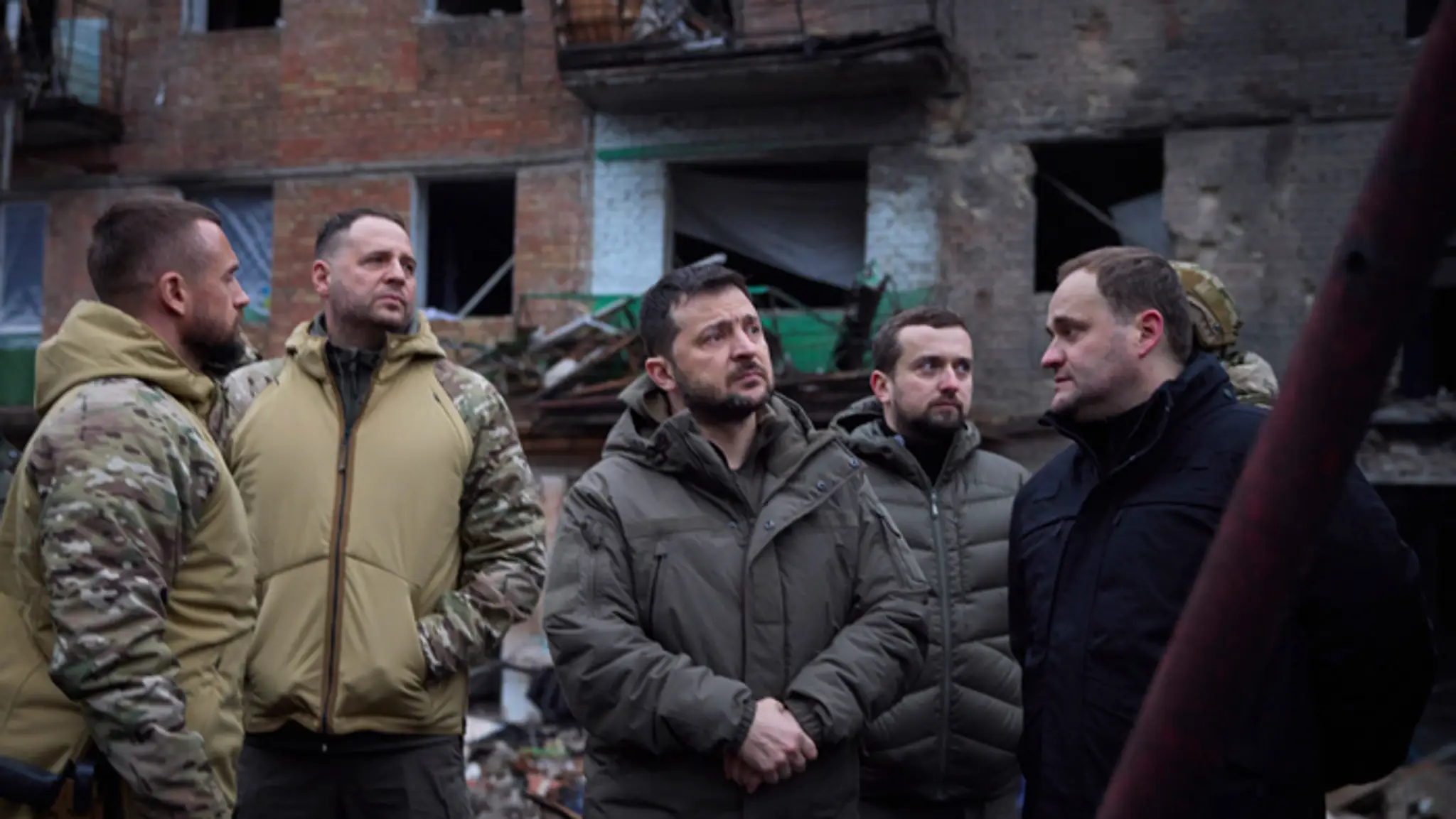 Volodymyr Zelenskyj si prezrel zničené budovy v meste Vyšgorod na predmestí Kyjeva.