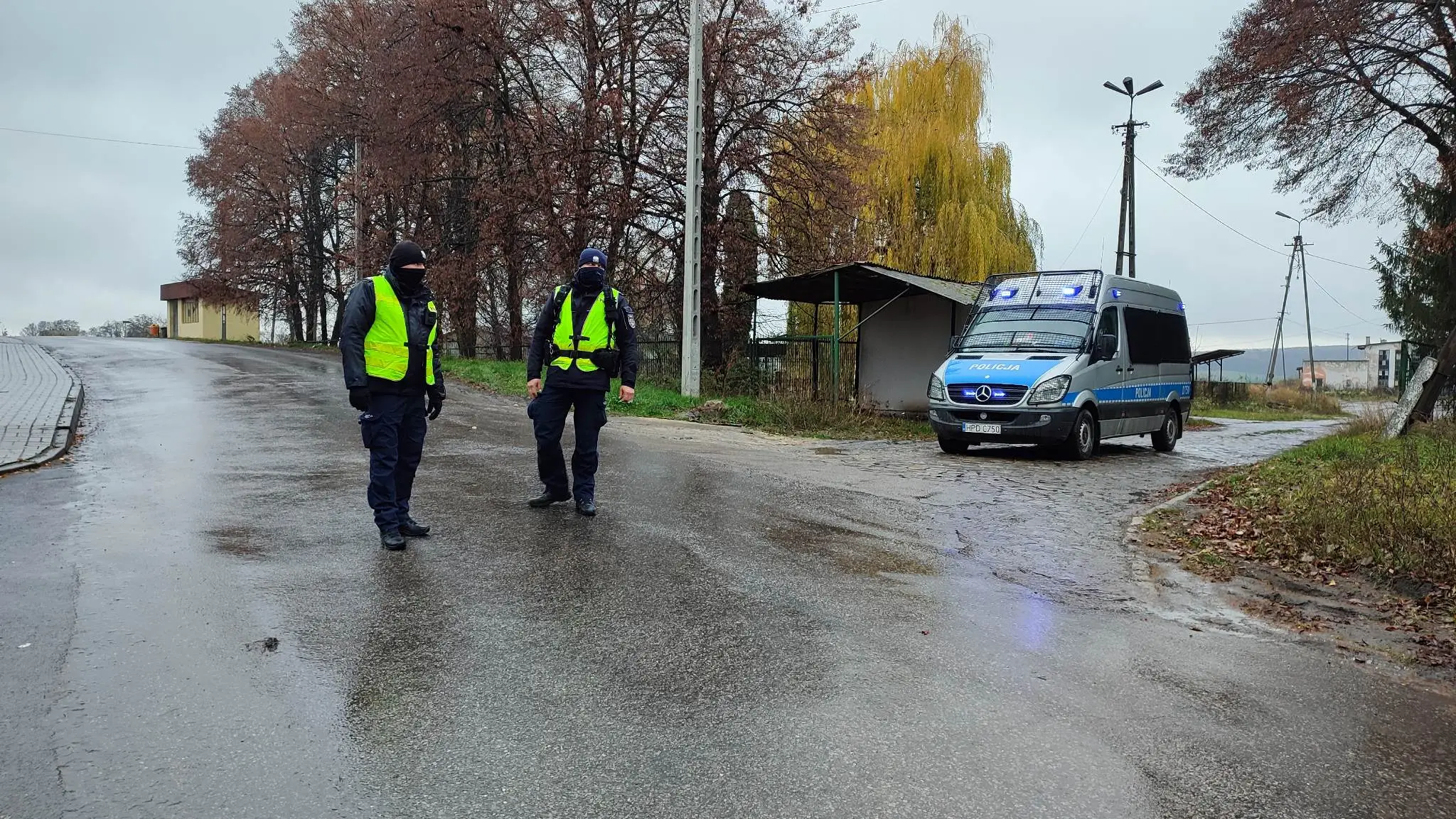 Poľská polícia stráži vstup do obce Przewodów.