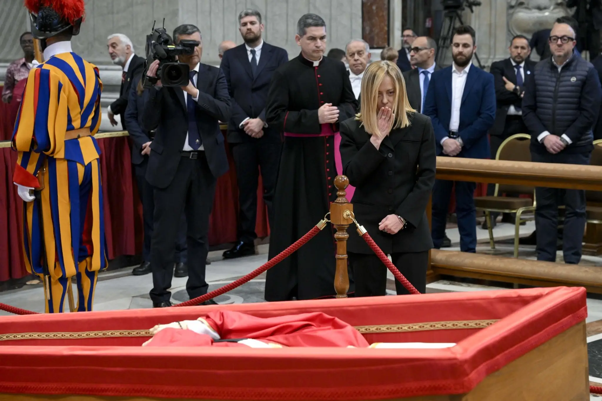 OBRAZOM: Slzy a hlboké dojatie. Veriaci po celom svete smútia za milovaným pápežom