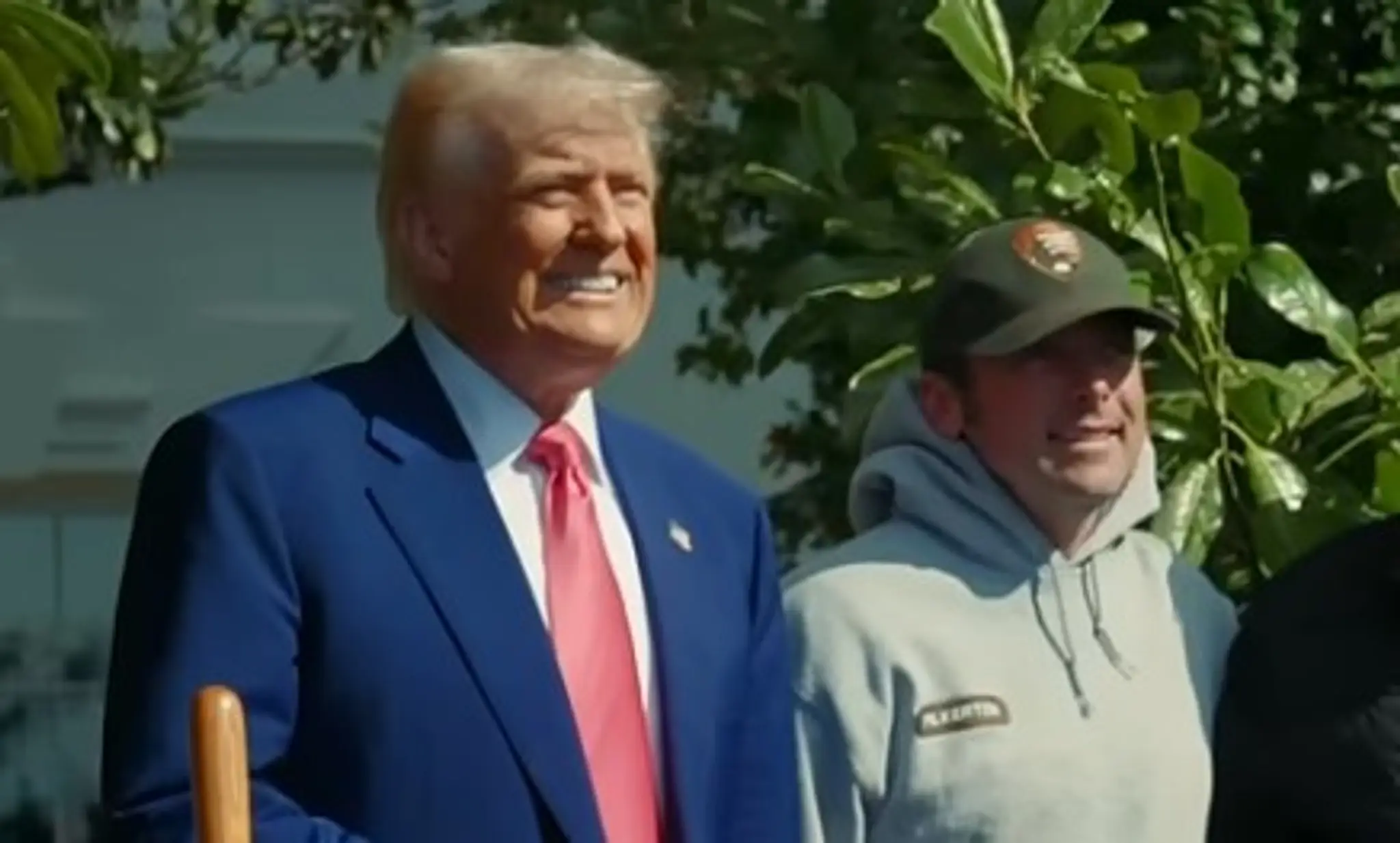 Na snímke Donald Trump po zasadení stromu v Bielom dome.