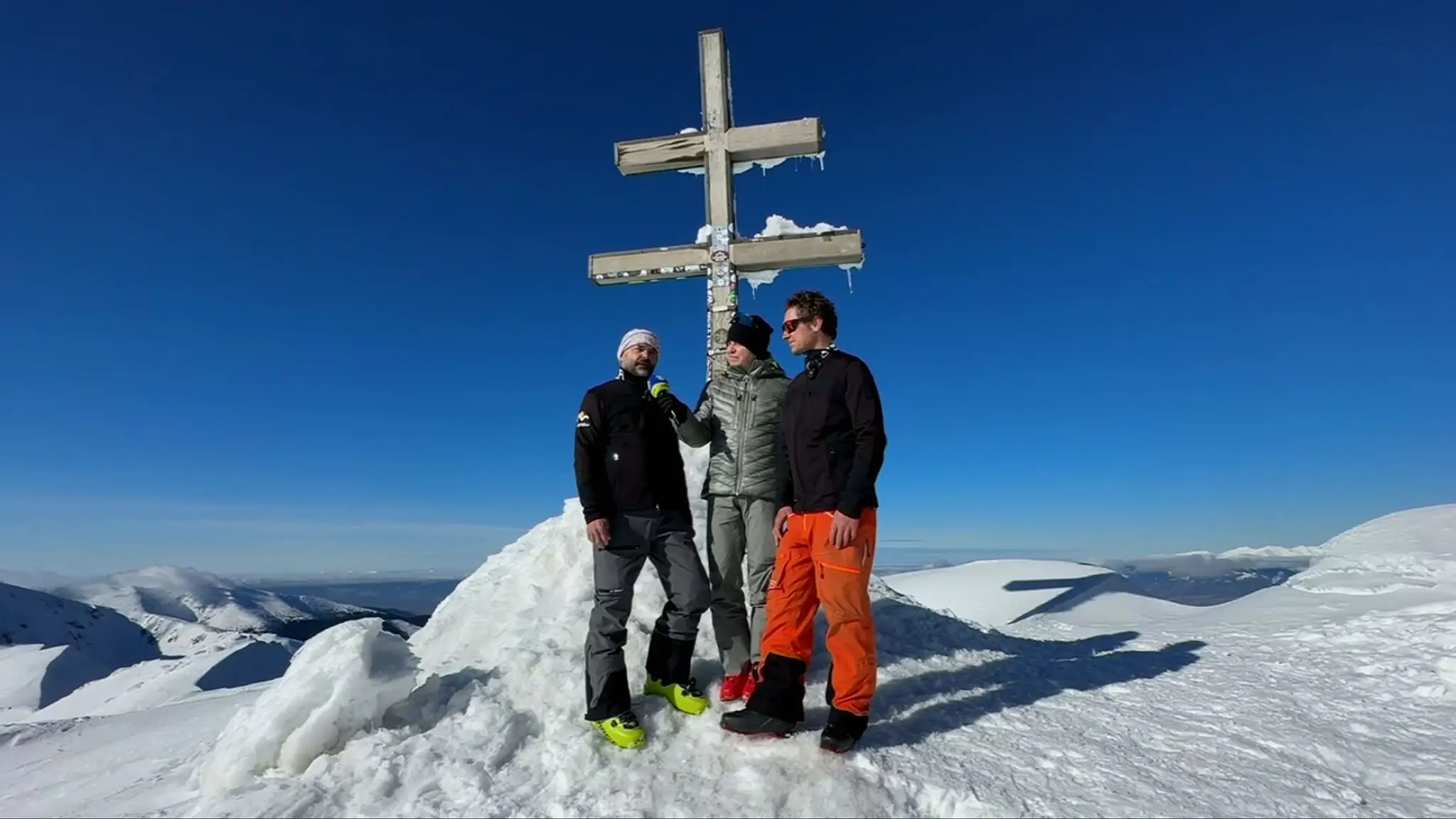Horskí vodcovia Mišo Sekelský a Peťo Matura s Jáno Tribulom na Ďumbieri.