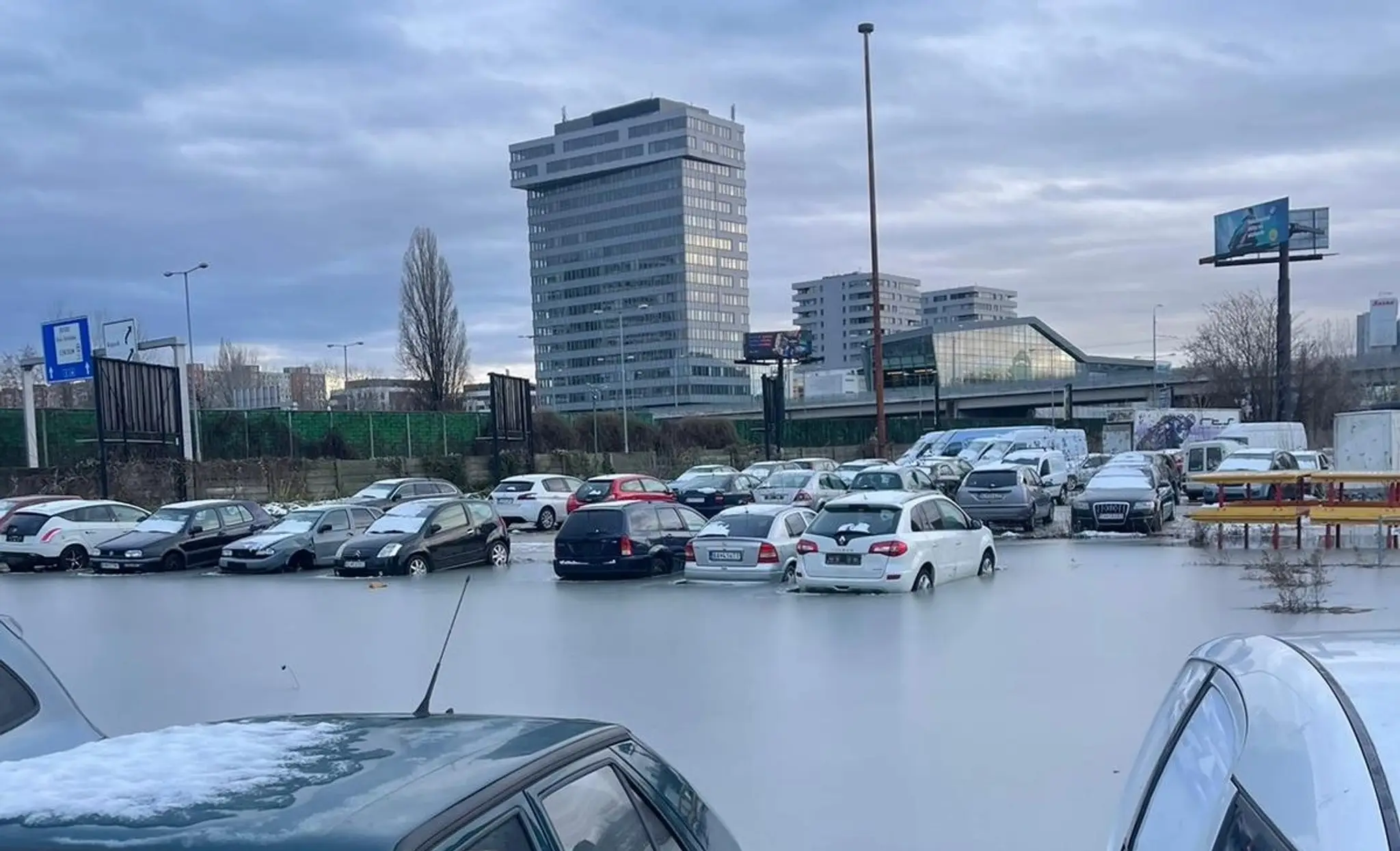 Zatopené parkovisko.