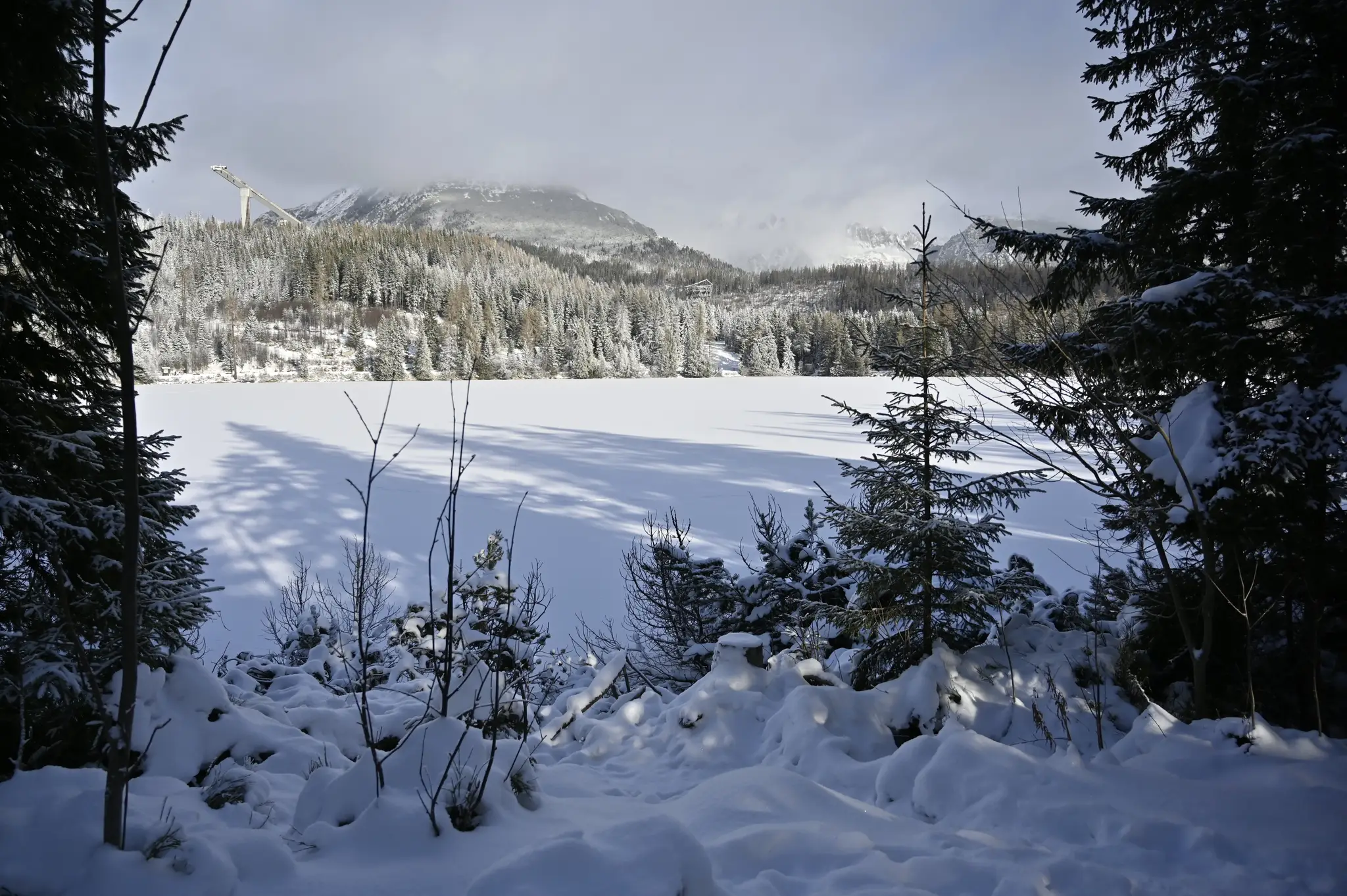 Na snímke zamrznuté Štrbské pleso vo Vysokých Tatrách.