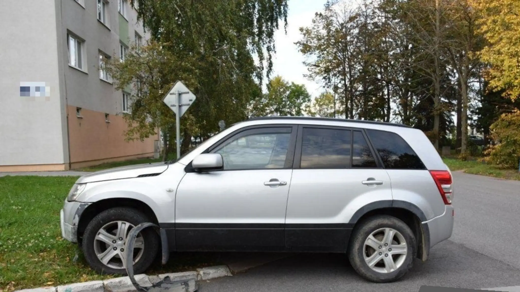 Havaroval, chvíľu pokračoval v jazde, napokon na križovatke zaparkoval a odkráčal do podniku