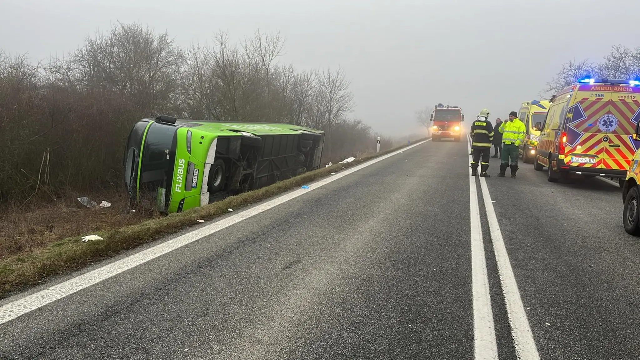 Prevrátený autobus.
