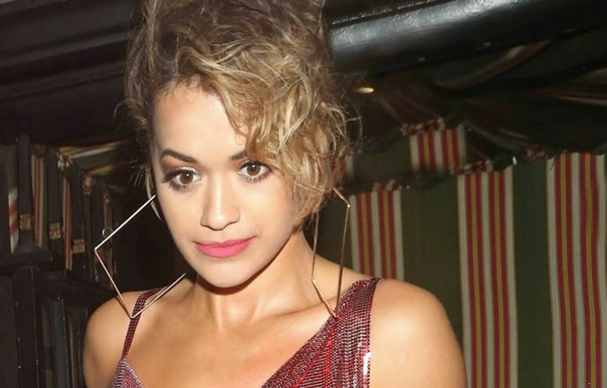 Rita Ora chcela byť sexy a provokovať, namiesto toho sa len strápnila