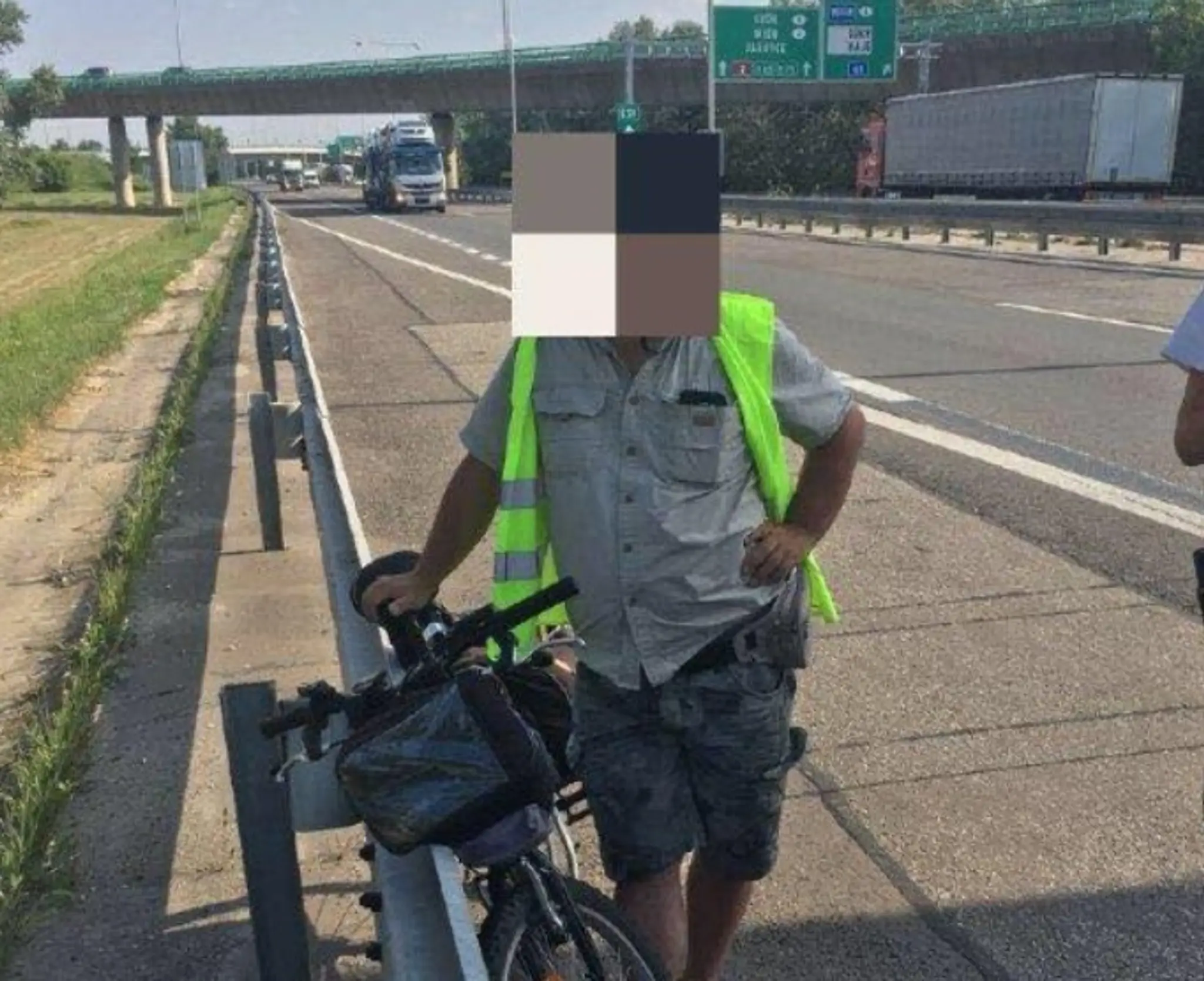 Cyklistu zastavili na diaľnici policajti.