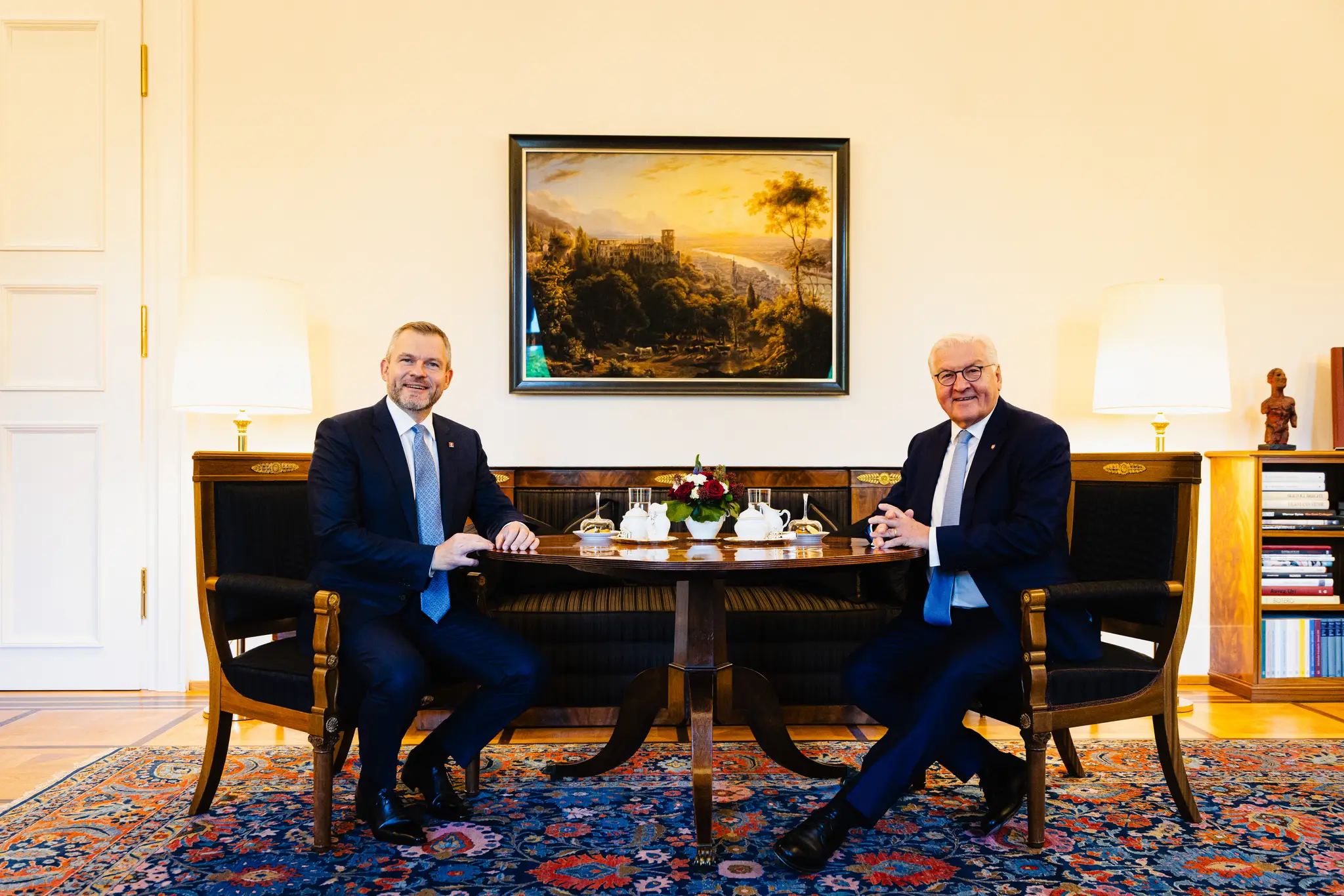 Na snímke zľava prezident SR Peter Pellegrini a nemecký prezident Frank-Walter Steinmeier počas spoločného rokovania na zámku Bellevue v Berlíne.