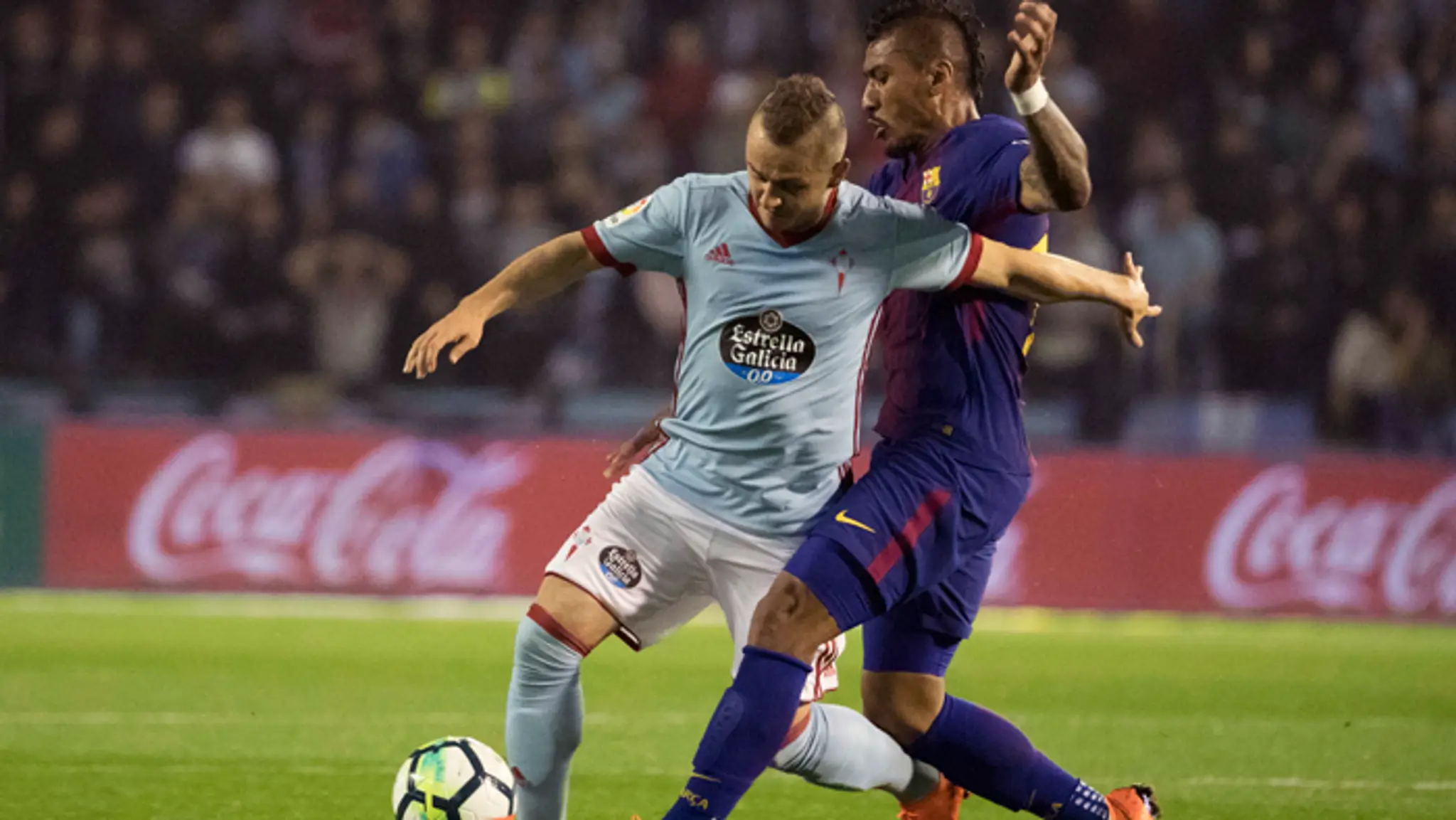 Hráč Barcelony Paulinho a vľavo hráč Celty Slovák Stanislav Lobotka.