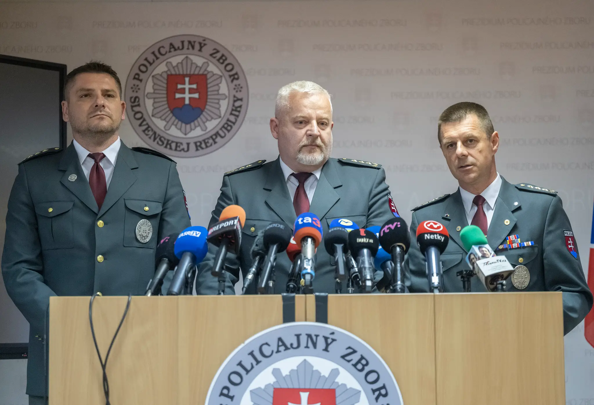 Na snímke uprostred prezident Policajného zboru plk. Ľubomír Solák, vľavo viceprezident PZ SR pre službu kriminálnej polície a migráciu Ivan Hapšták a vpravo viceprezident PZ SR pre vnútorný poriadok a bezpečnosť Rastislav Polakovič.