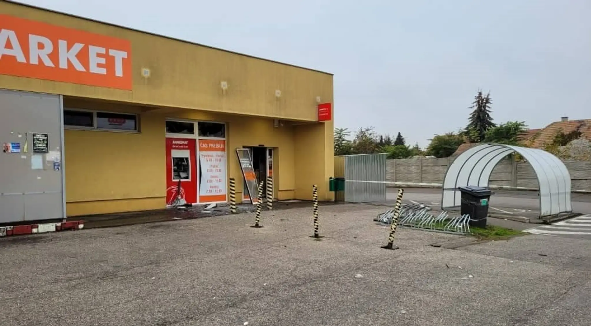 Výbuchom poškodený bankomat v Ivanke pri Nitre.