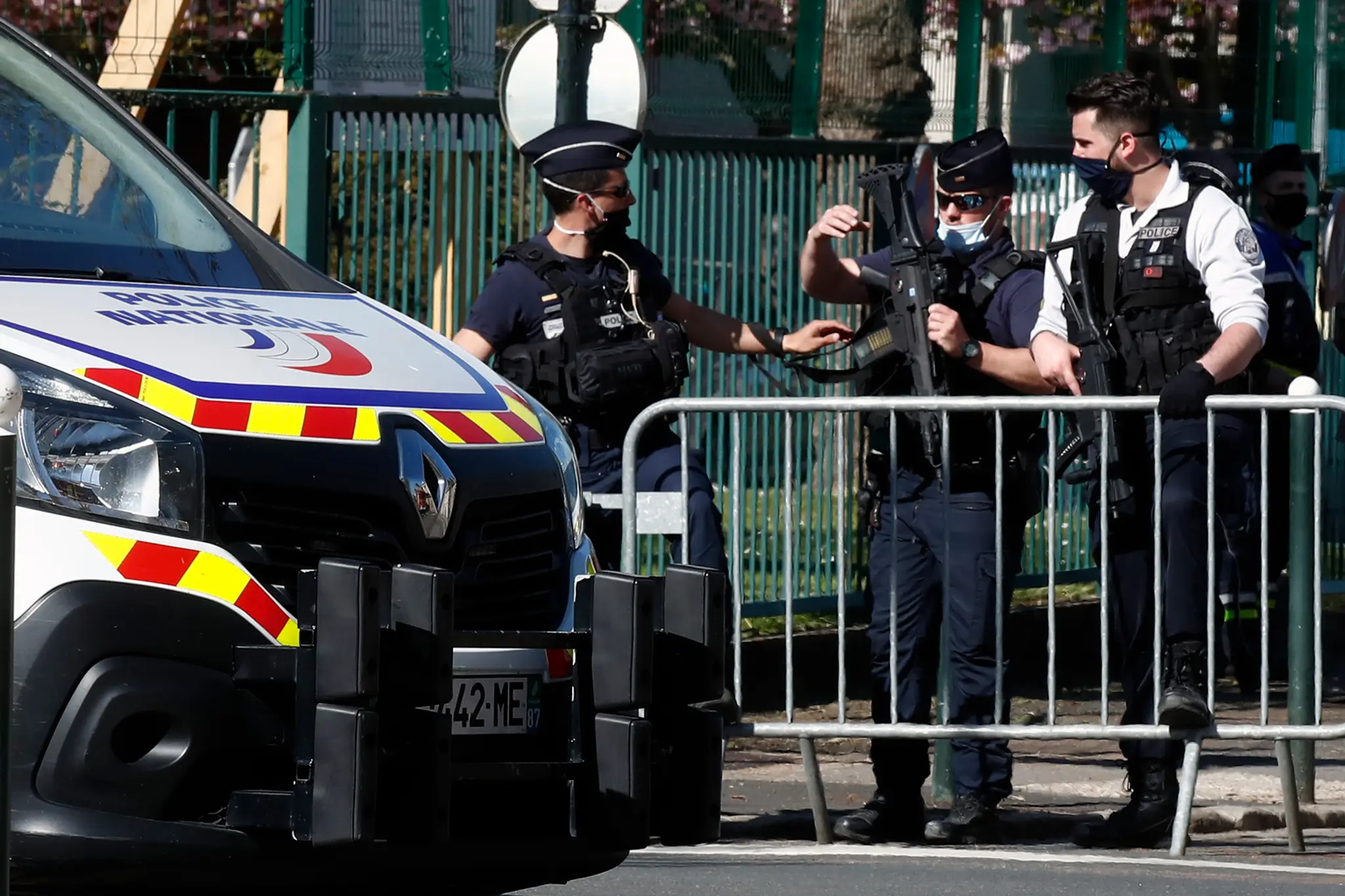Policajti blokujú cestu zábranami neďaleko miesta útoku.