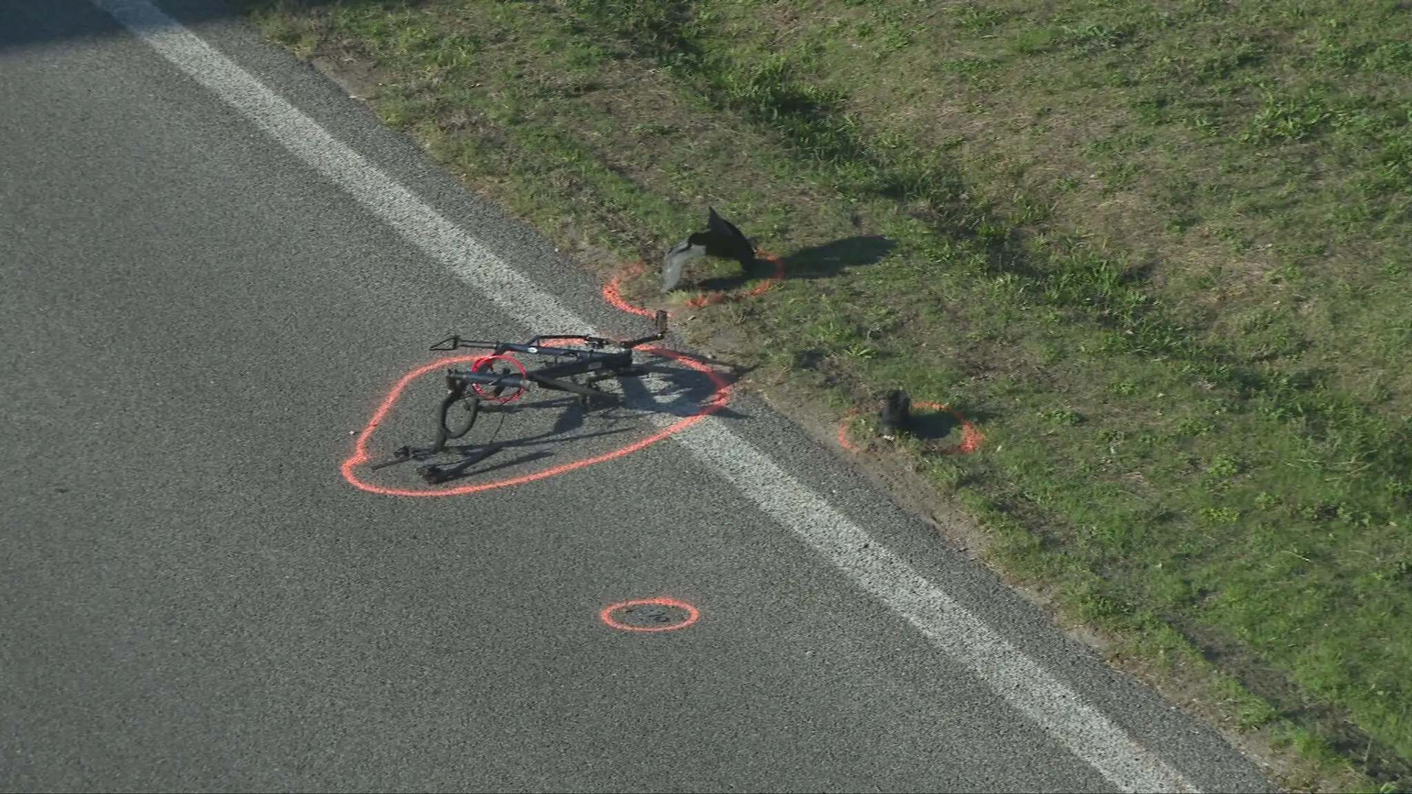Zdemolovaný bicykel po nehode na moste Apollo.