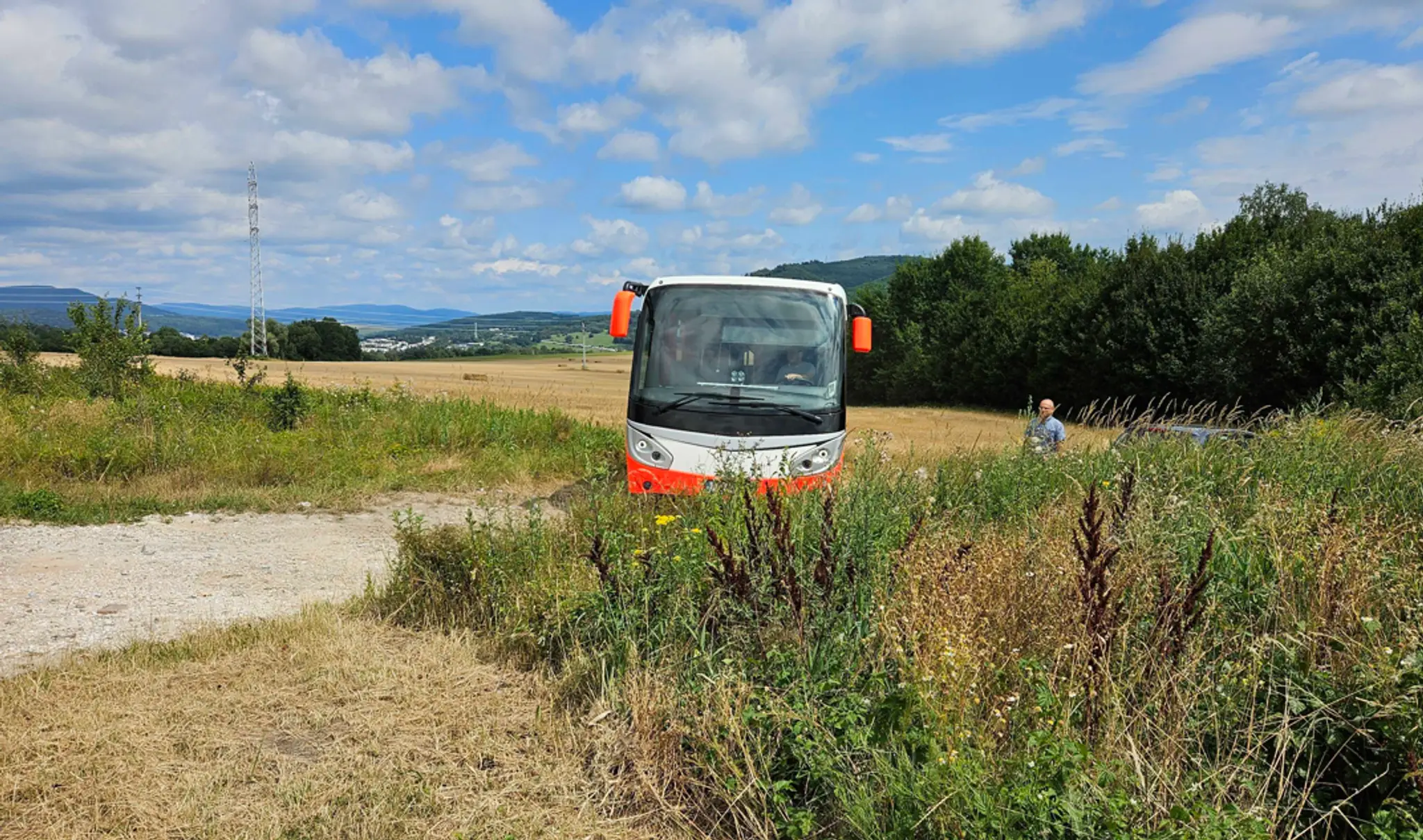 Na snímke havarovaný autobus v obci Mestisko v okrese Svidník.