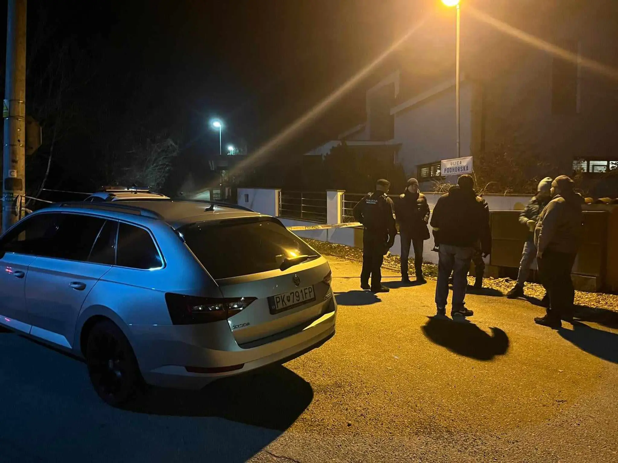 Polícia ohradila miesto činu páskami.