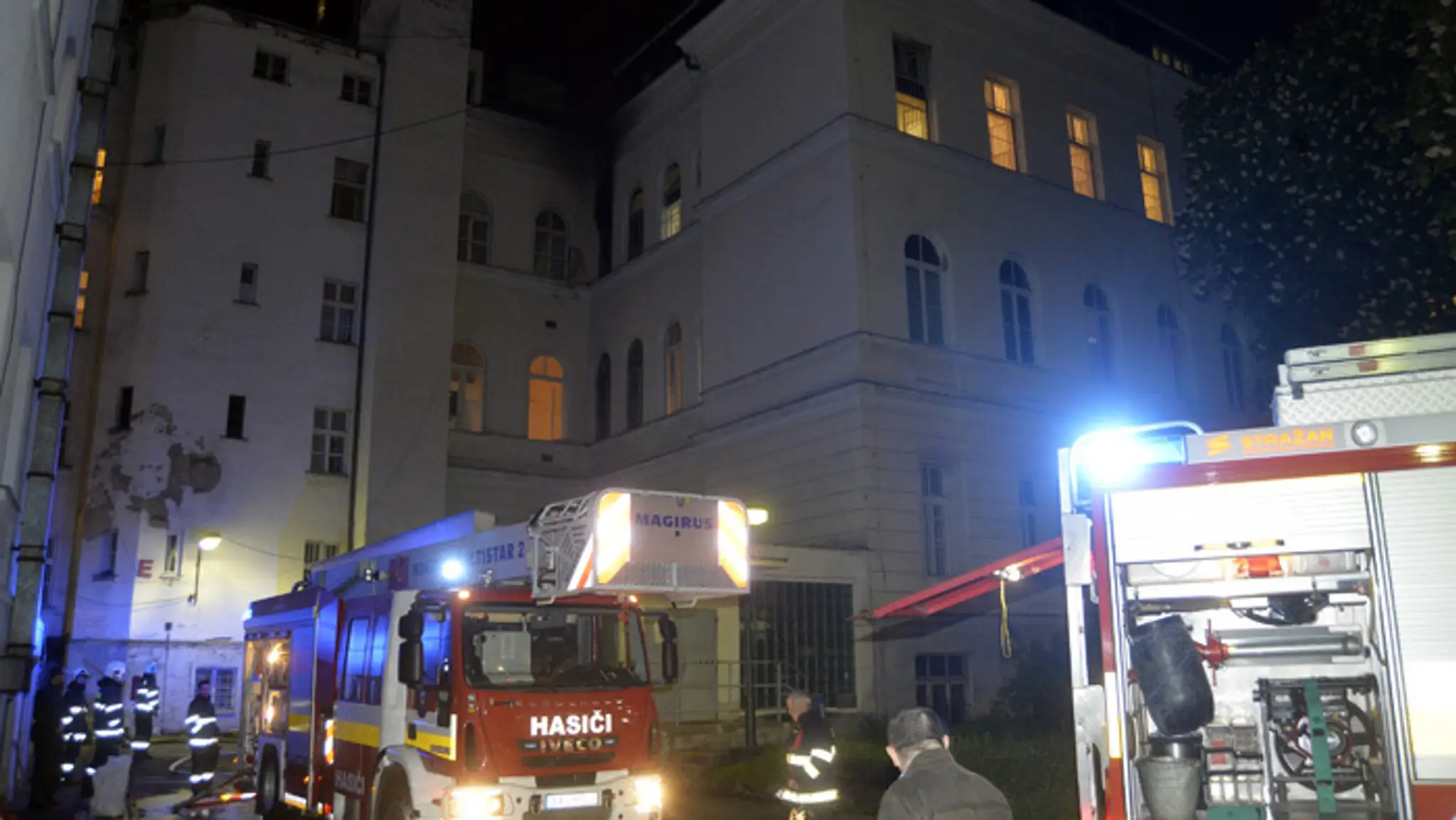 Hasiči zasahujú pri požiari v Univerzitnej nemocnici Bratislava - Staré mesto na Mickiewiczovej ulici v Bratislave.