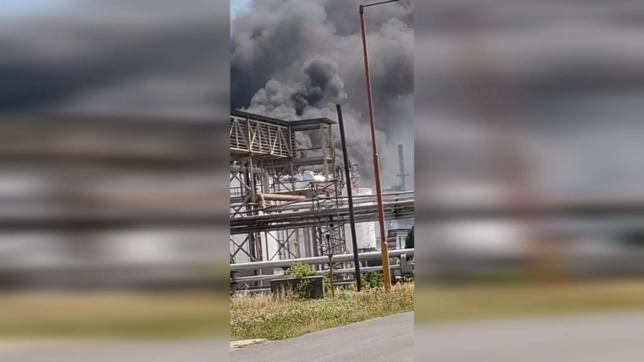 Z areálu Slovnaftu sa objavili nové zábery po popoludňajšom požiari.