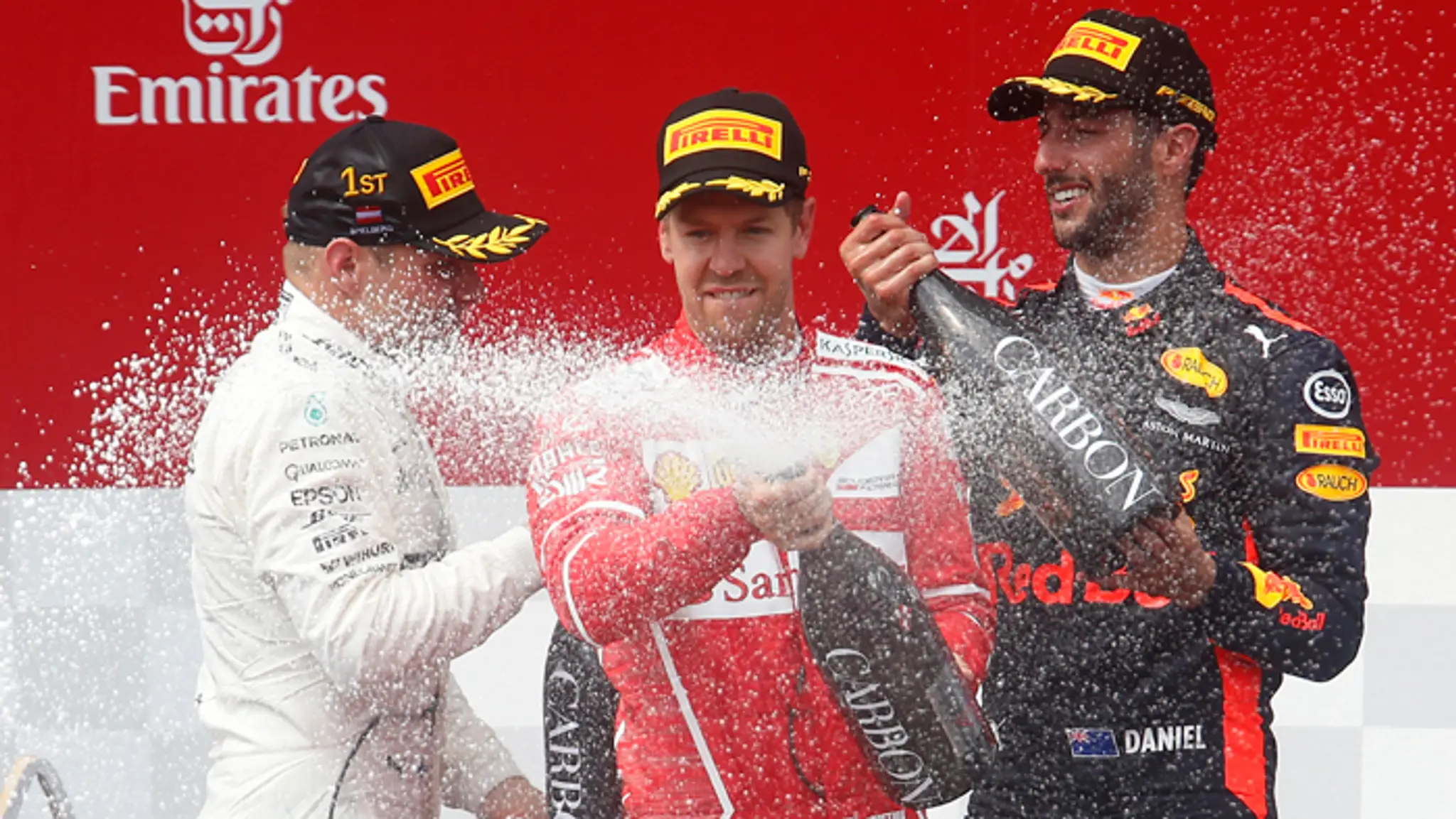 Vľavo fínsky pilot F1 Valtteri Bottas, druhý bol Nemec Sebastian Vettel a tretí Austrálčan Daniel Ricciardo.