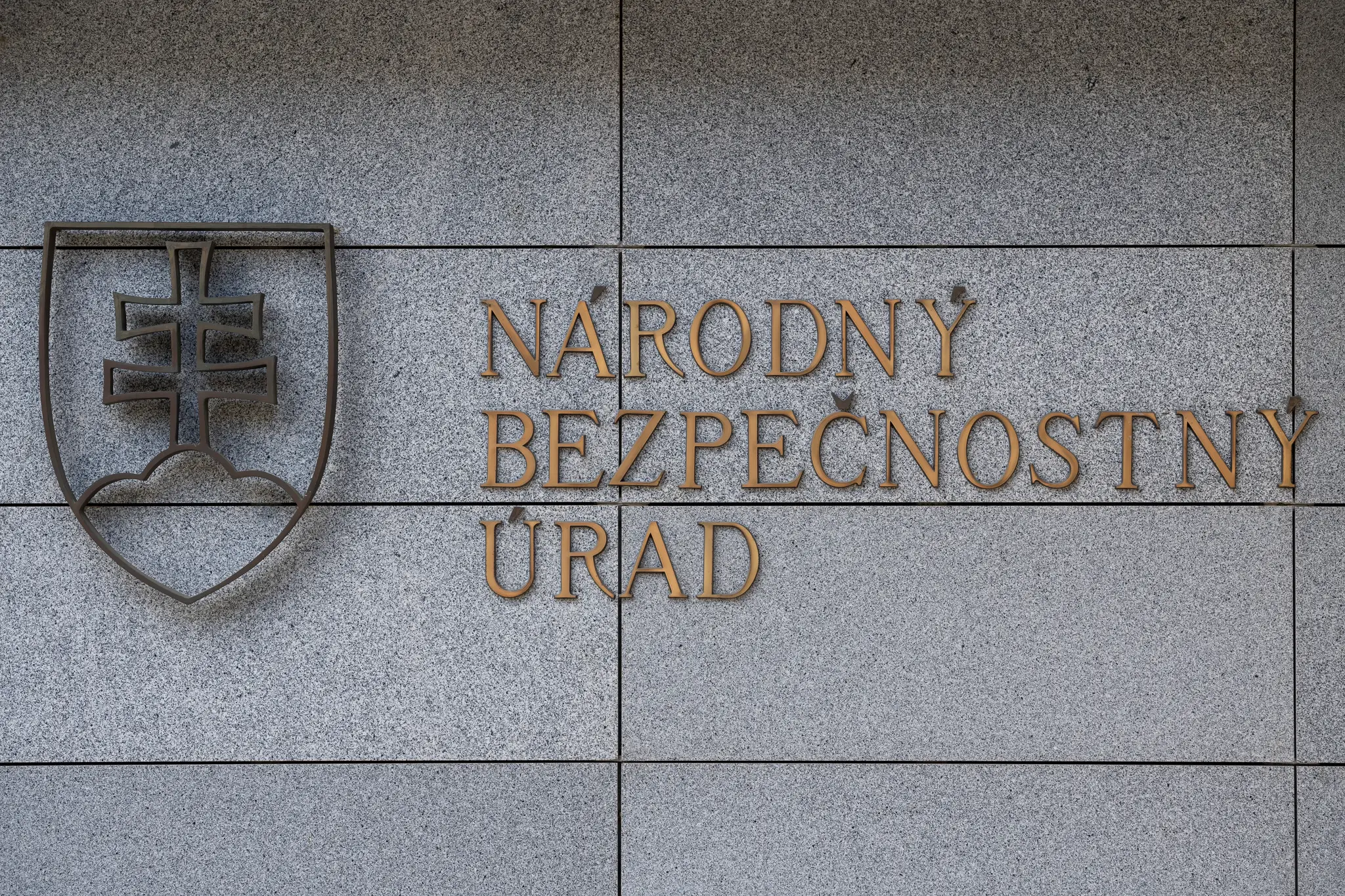 Na snímke tabuľa s nápisom na budove, v ktorej sídli Národný bezpečnostný úrad (NBÚ).