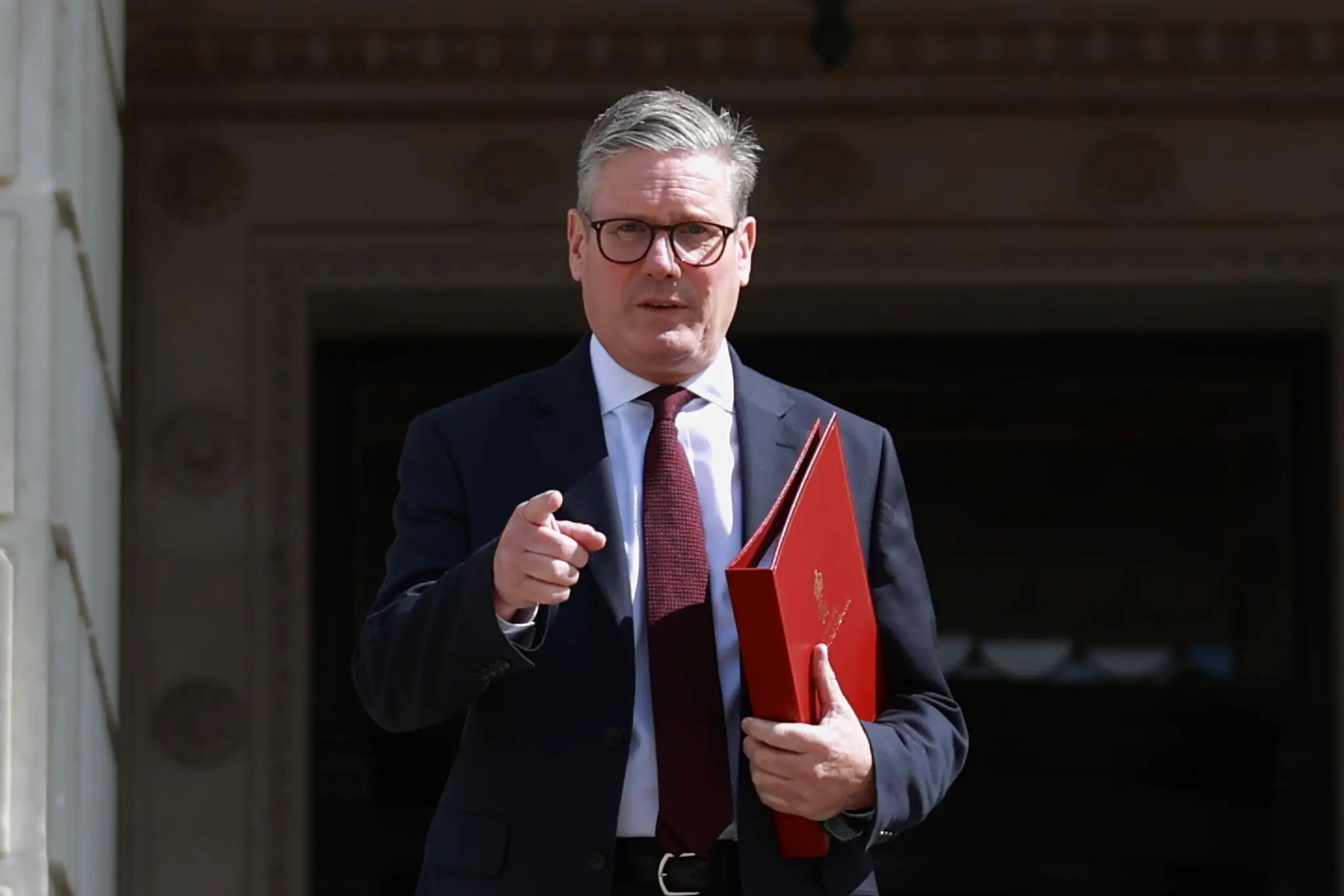 Nový britský premiér Keir Starmer gestikuluje po rokovaniach s lídrami Severného Írska.