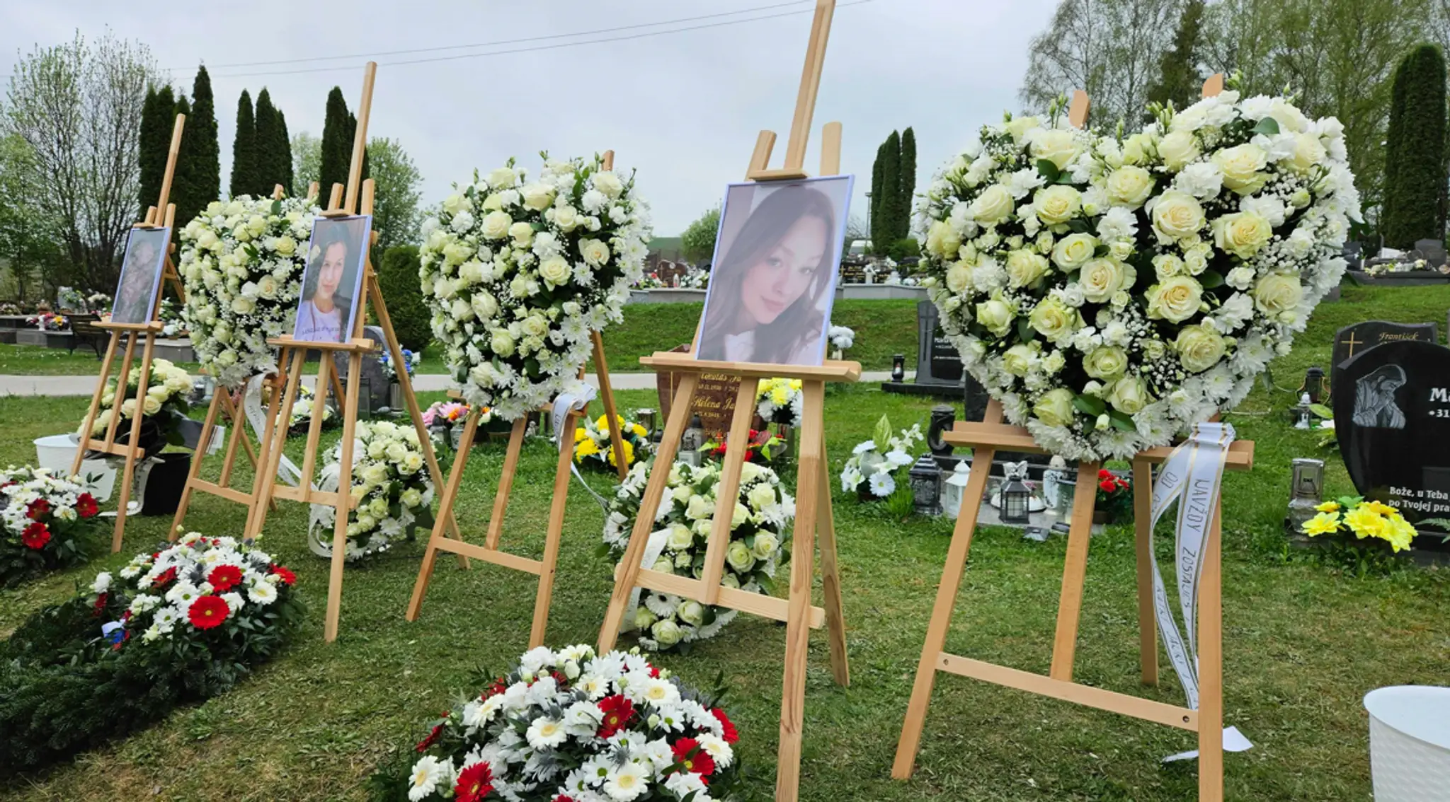 Na snímke fotografie dievčat, ktoré prišli o život pri tragickej nehode.